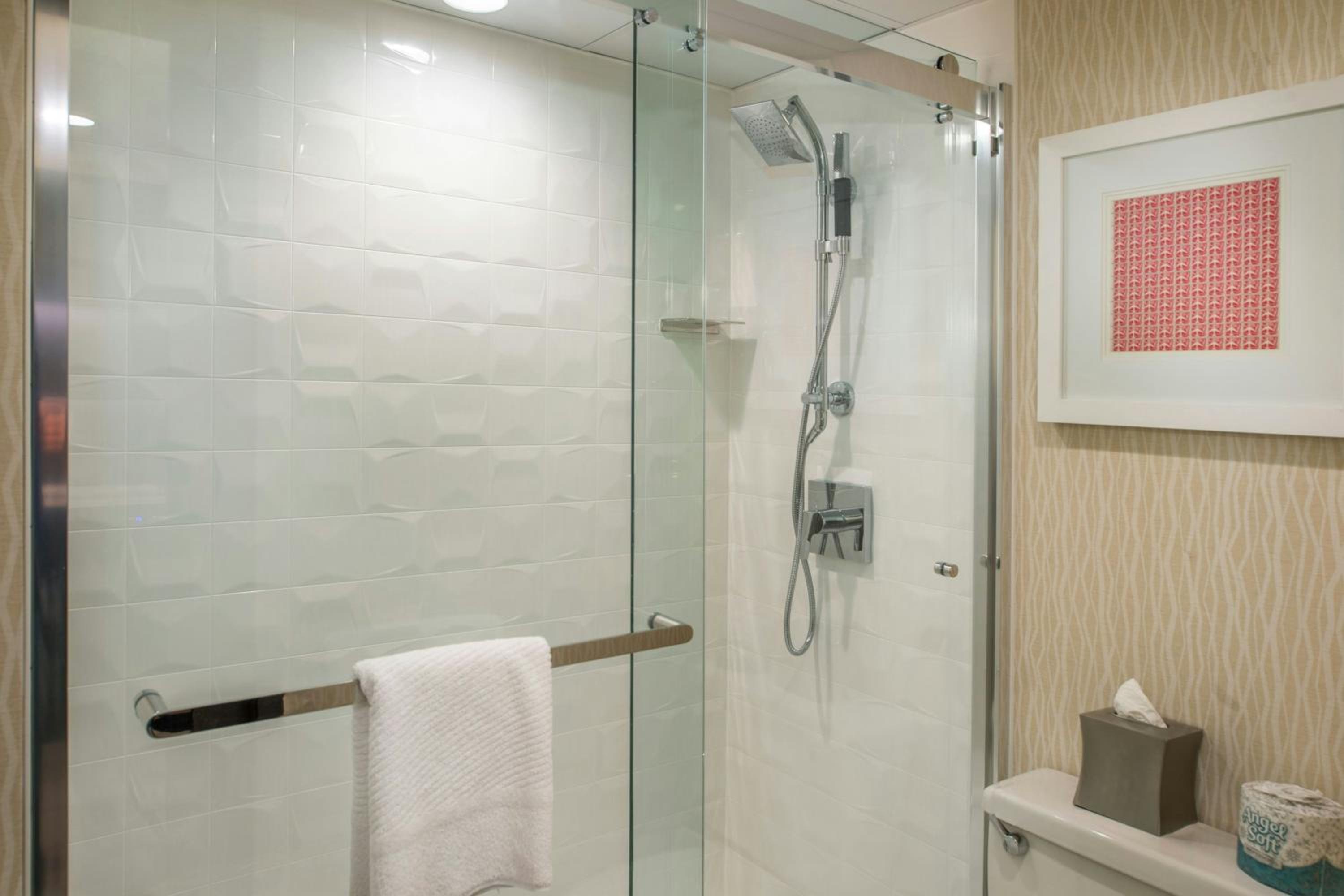 Executive King Room - East Tower/Hearing Accessible - Photo 9
