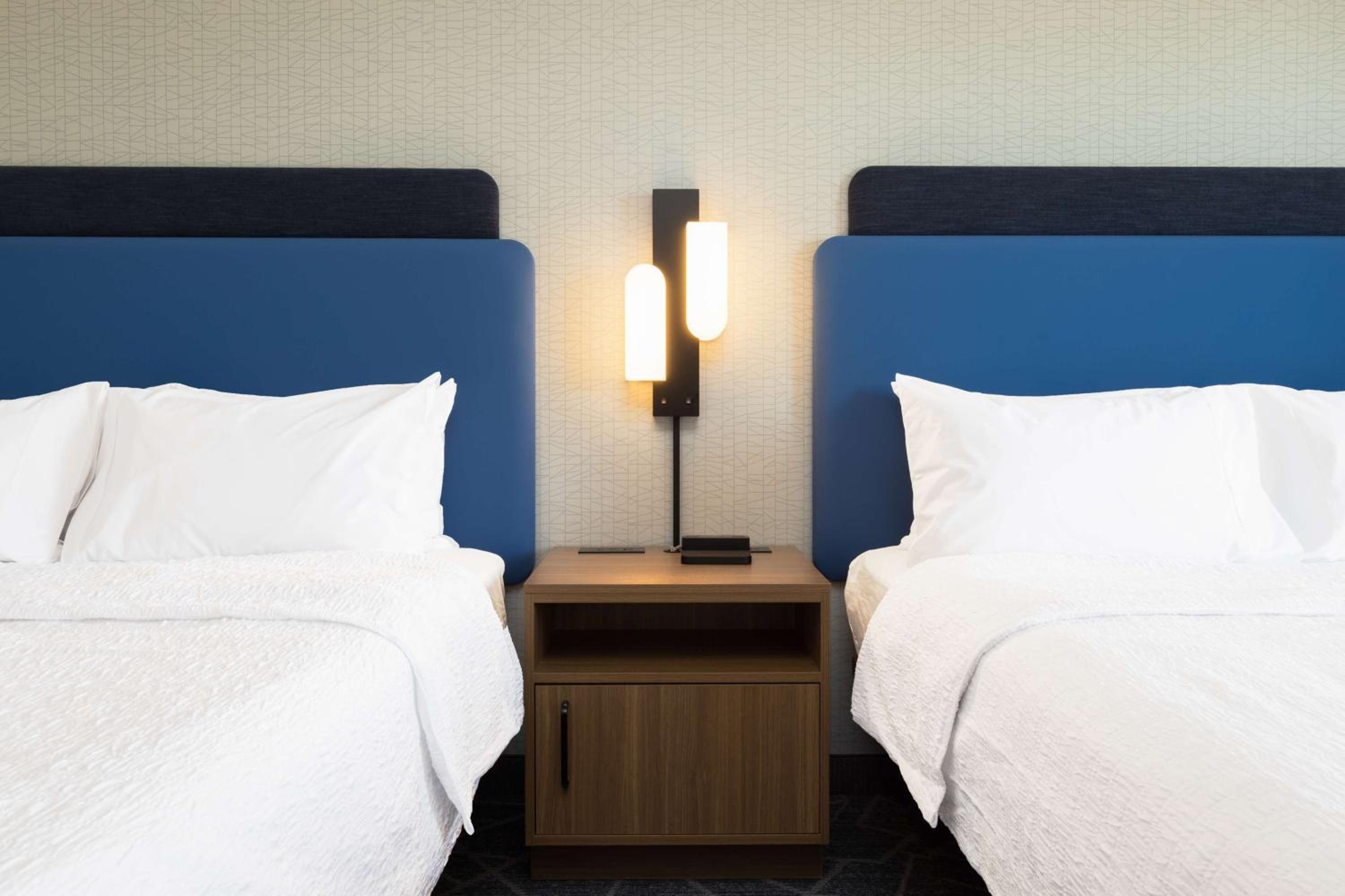 Queen Room with Two Queen Beds - Non-Smoking photo 1
