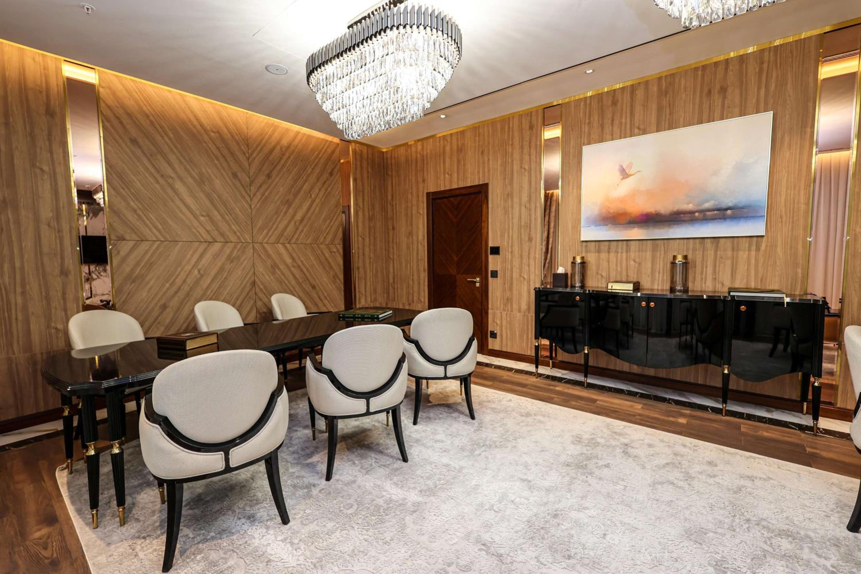 One-Bedroom Deluxe King Suite - Photo 6