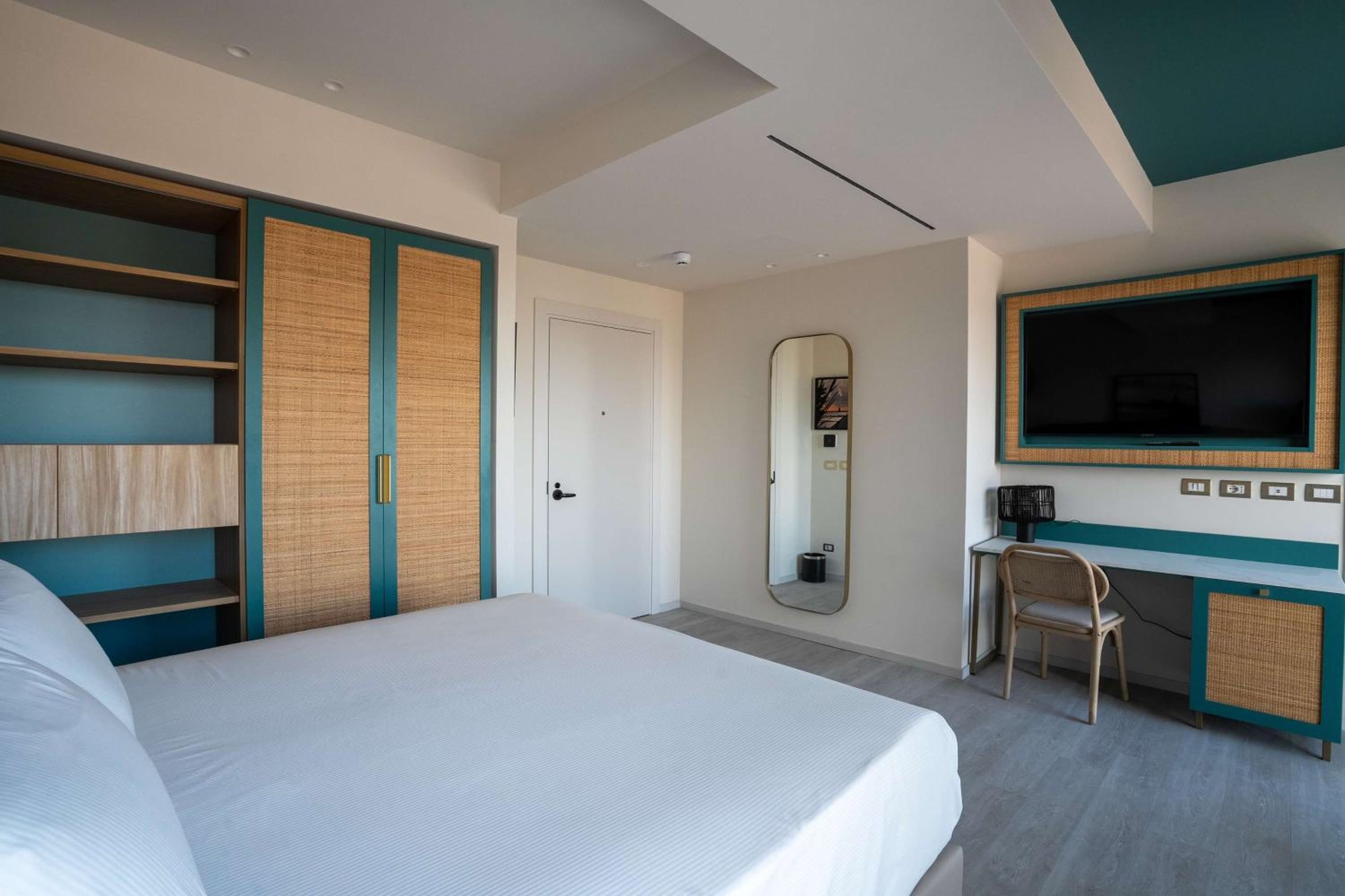 Superior King Room with Sea View - Photo 2