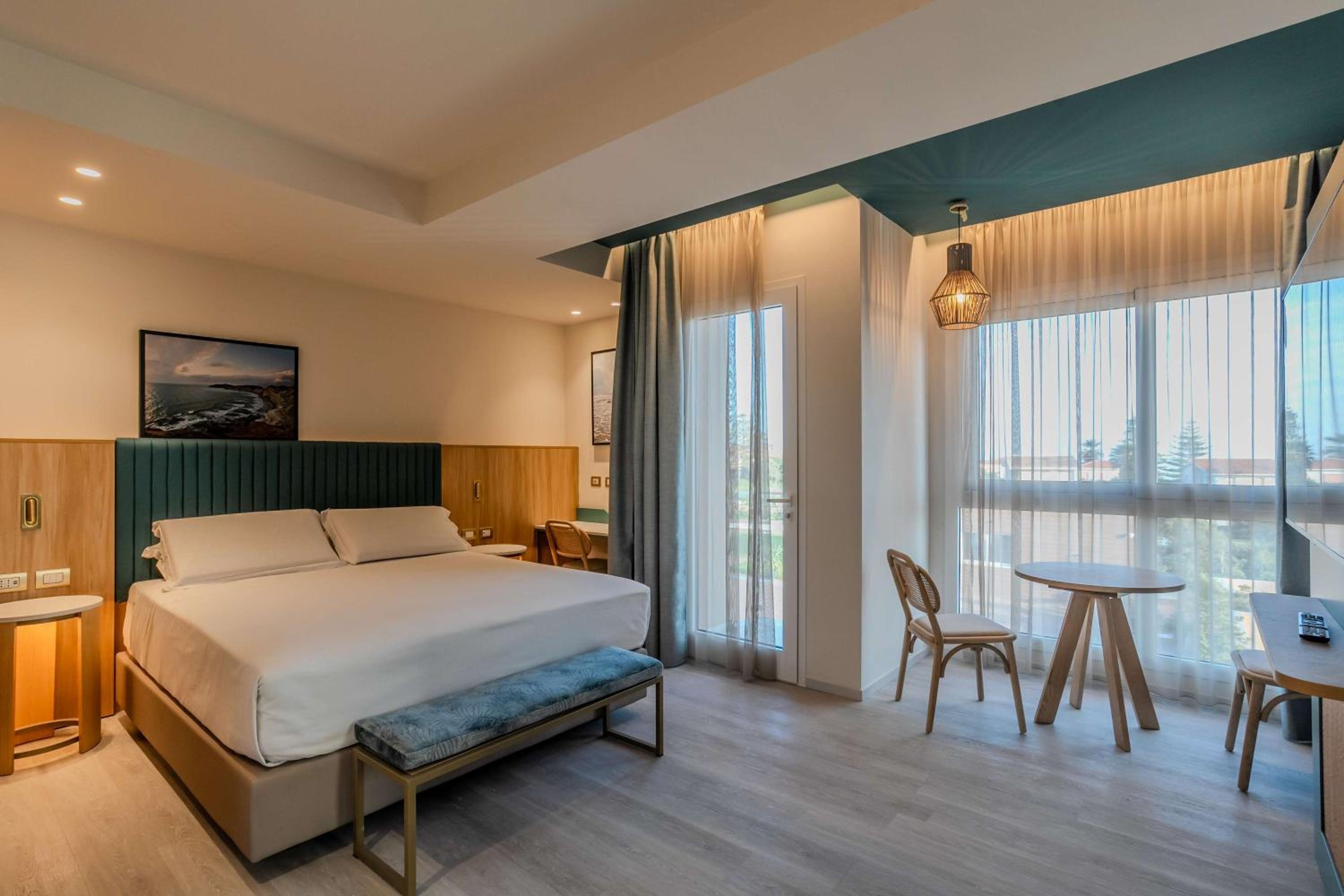 Deluxe King Room - Photo 2