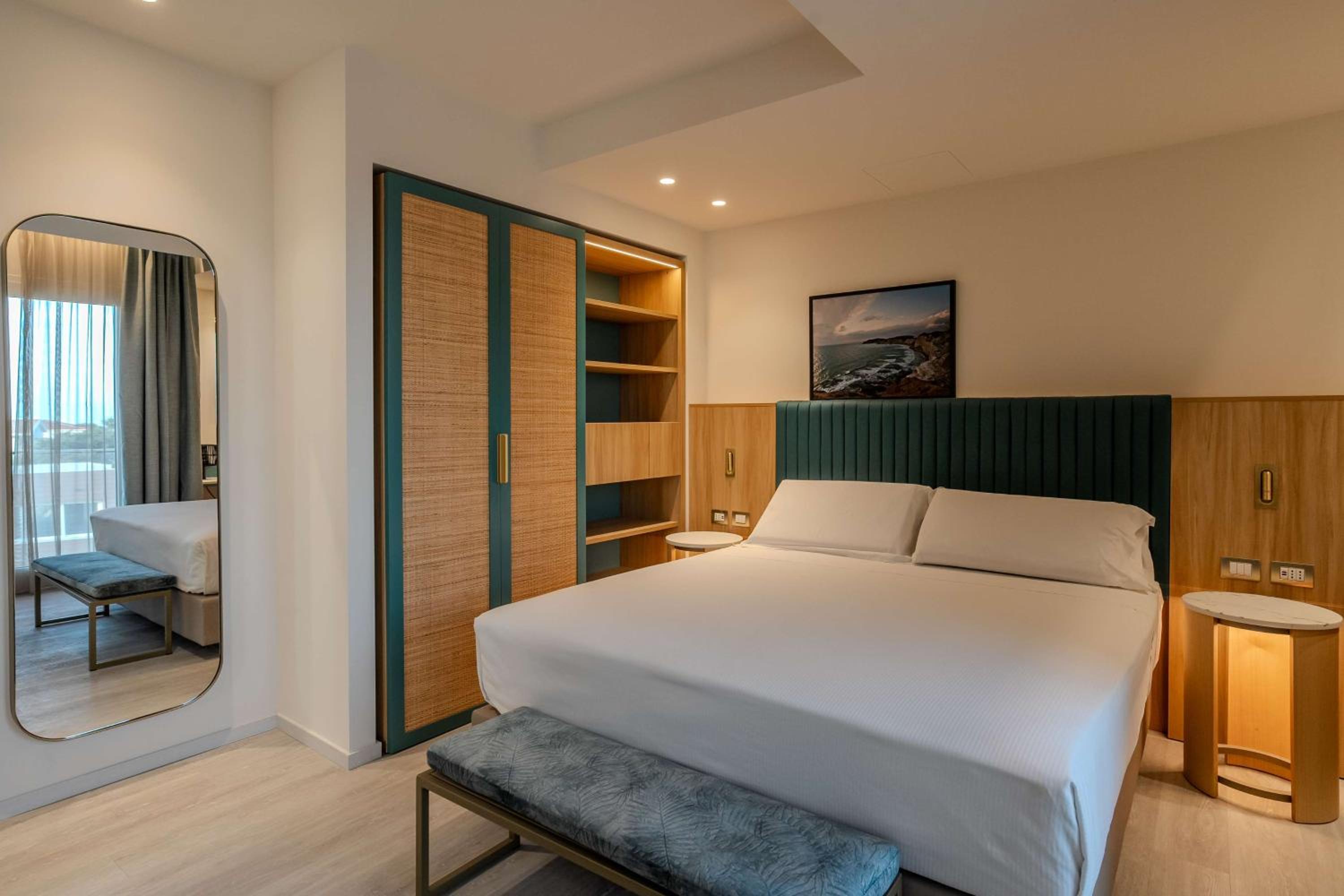 Deluxe King Room - Photo 3