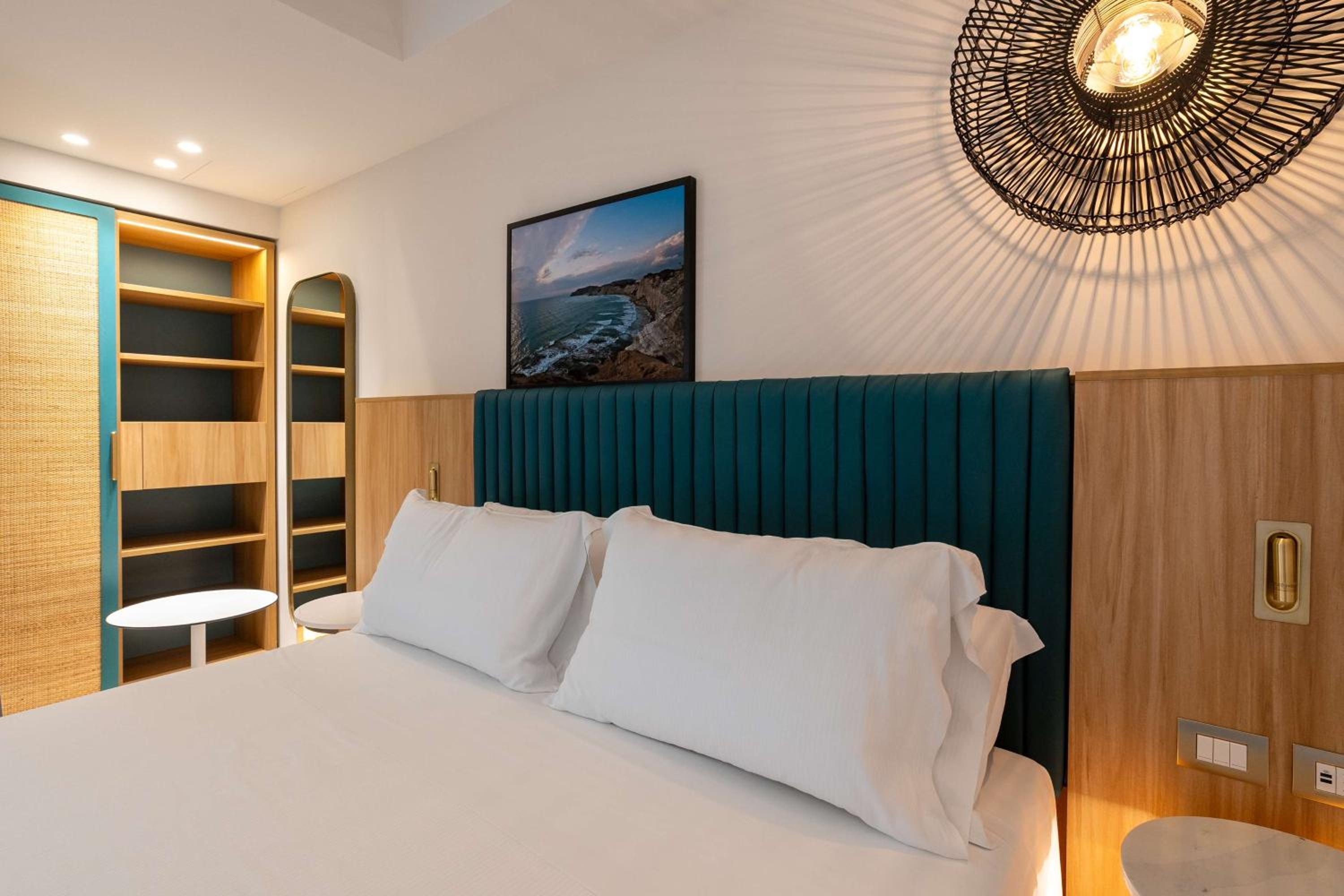 Deluxe King Room with Sea View - Photo 5