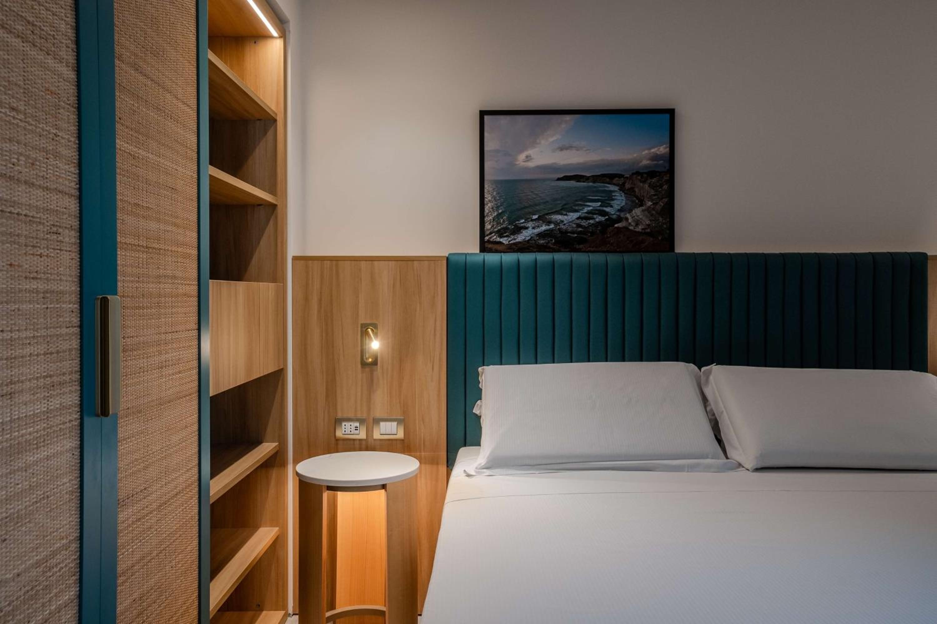 Deluxe King Room with Sea View - Photo 7