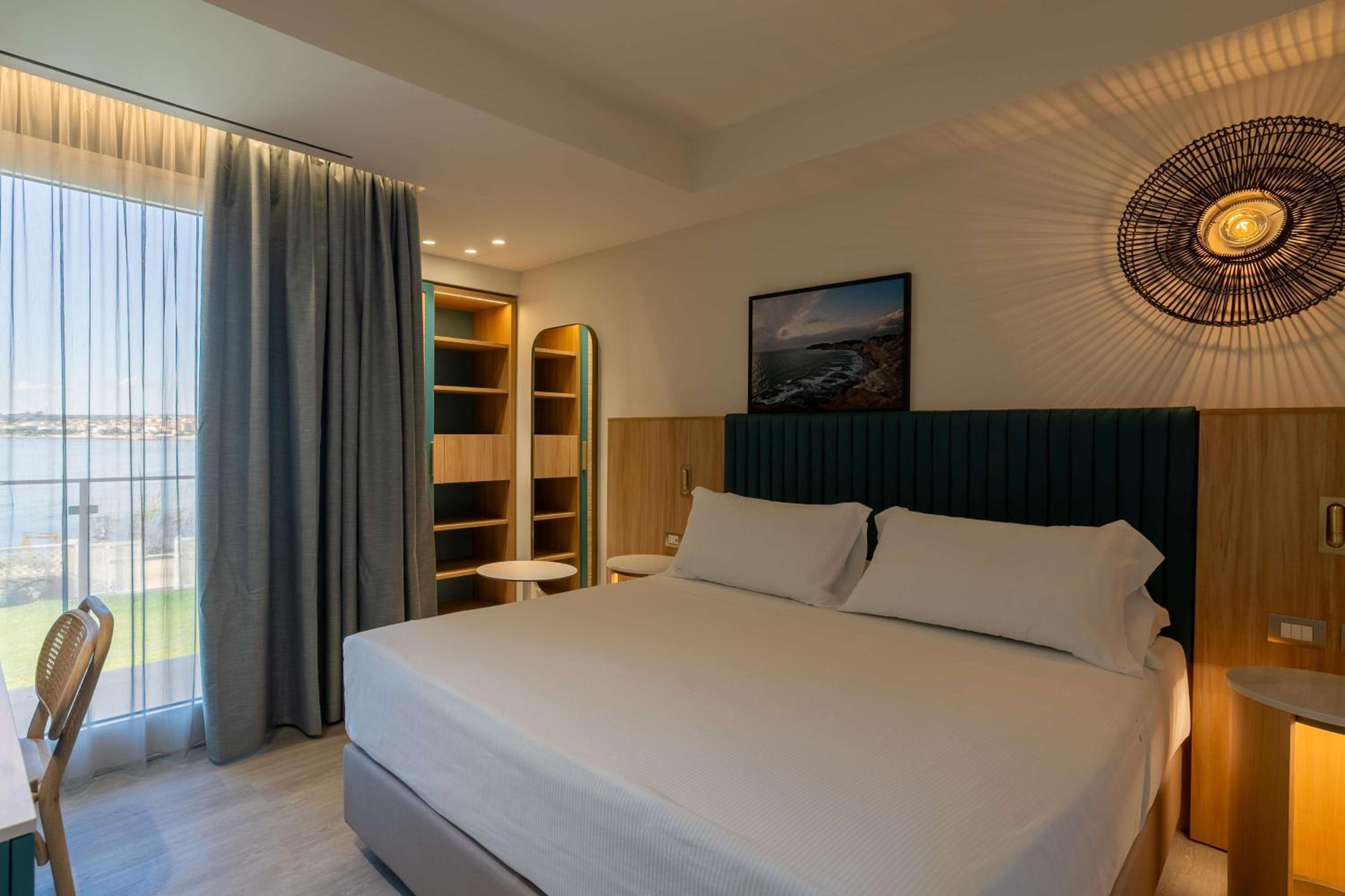 Superior King Room with Sea View - Photo 4