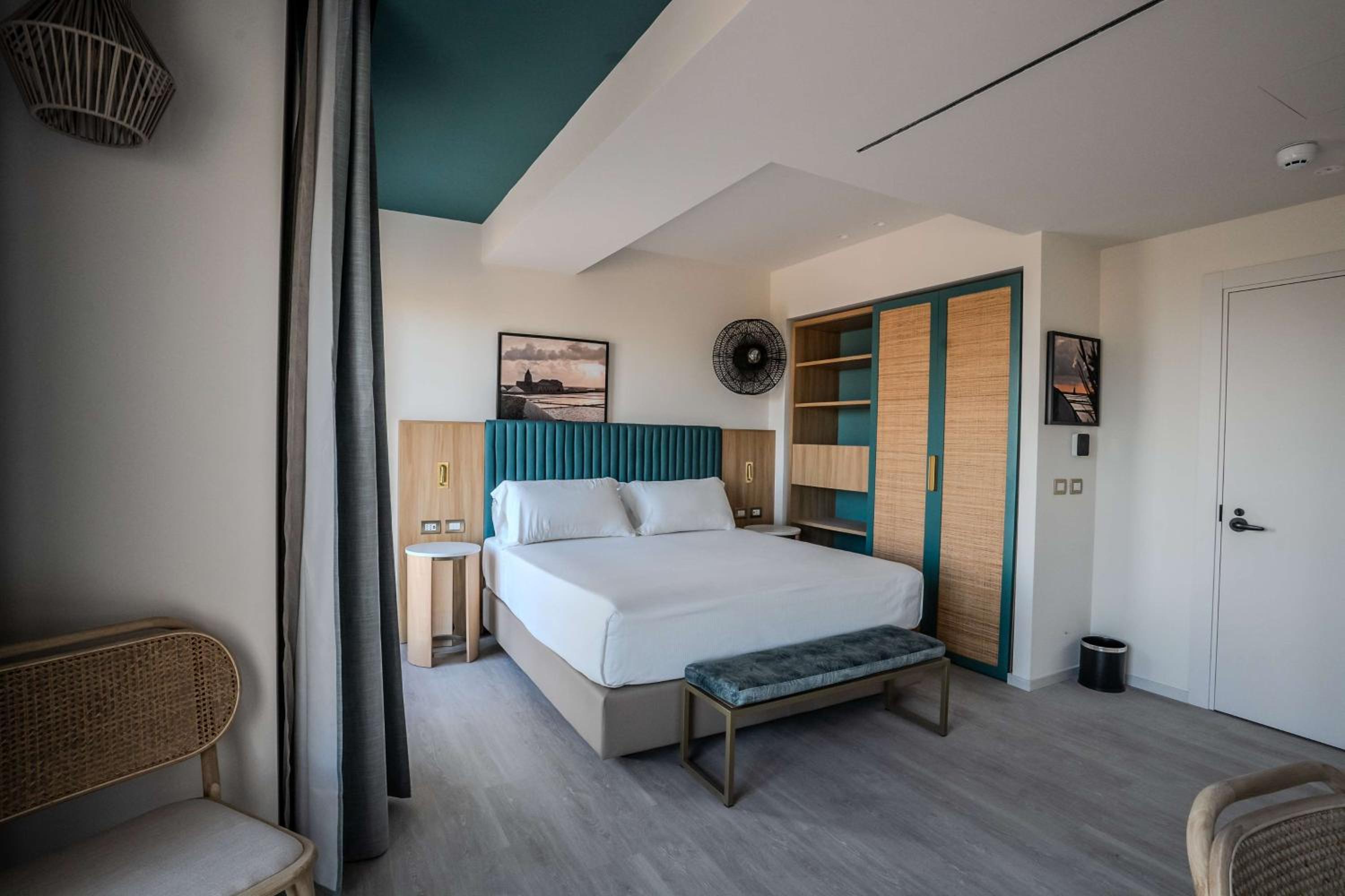 Superior King Room with Sea View - Photo 1