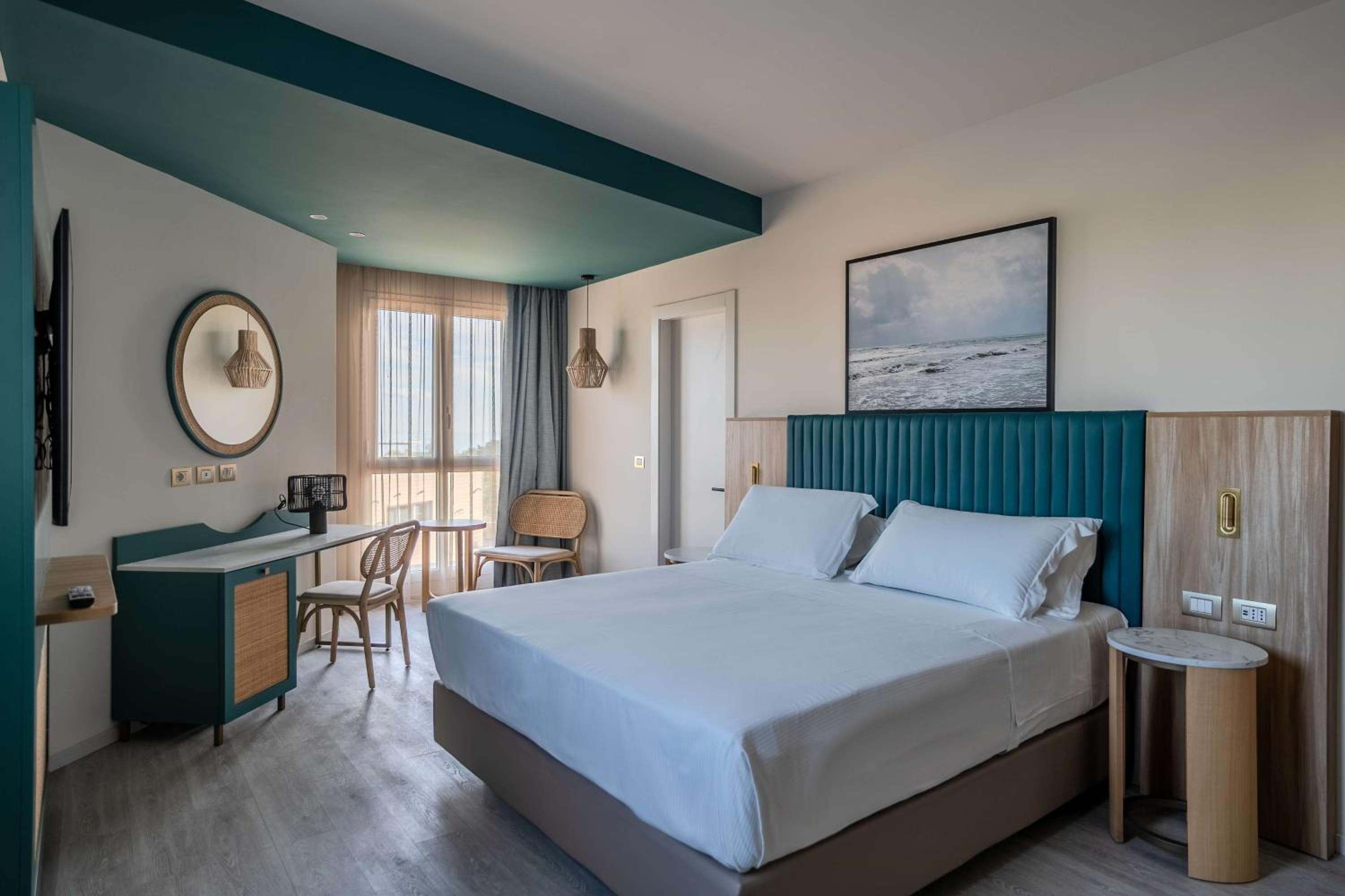 Deluxe Junior King Suite with Sea View - Photo 1