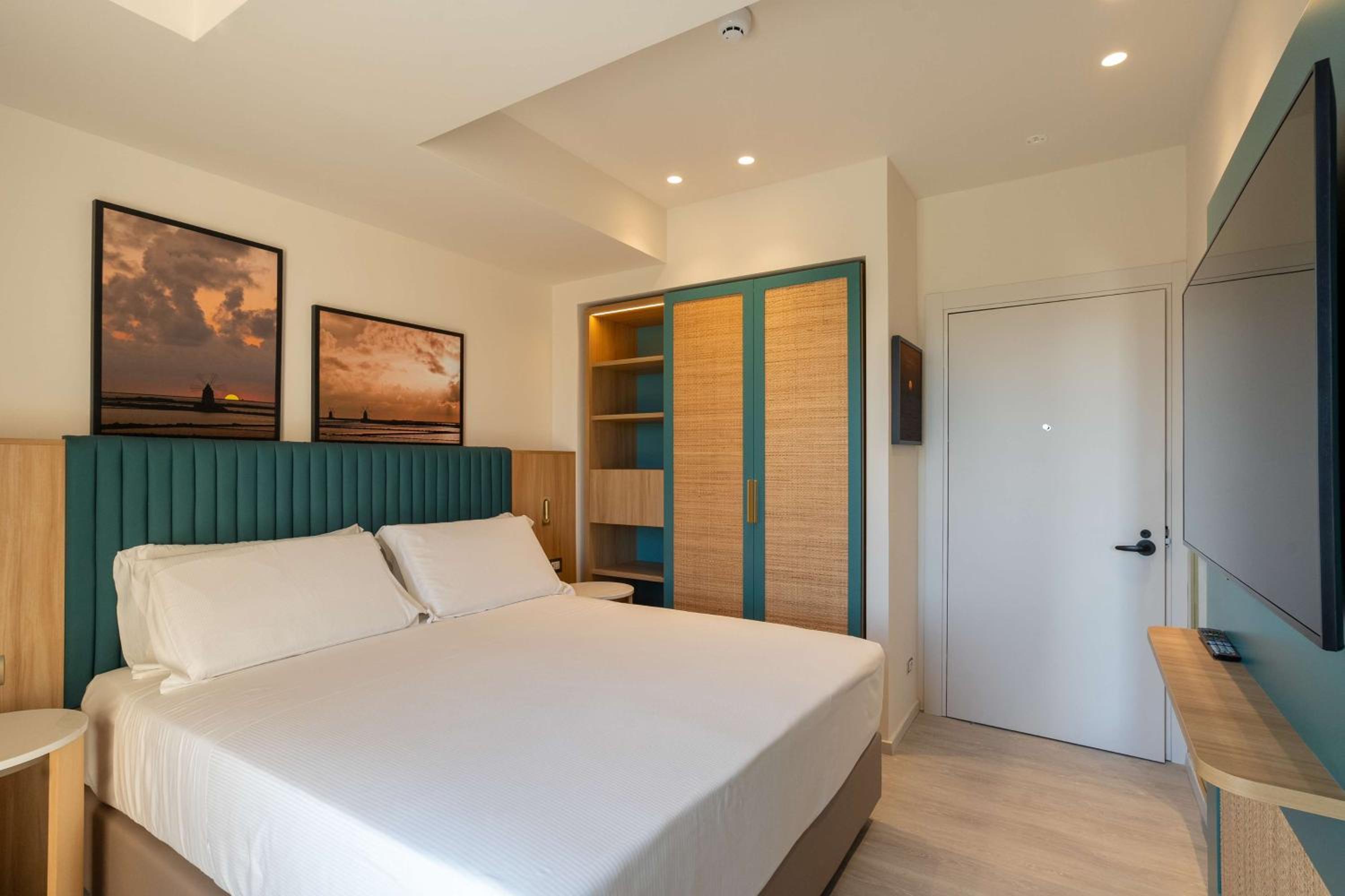 Superior King Room with Sea View - Photo 3