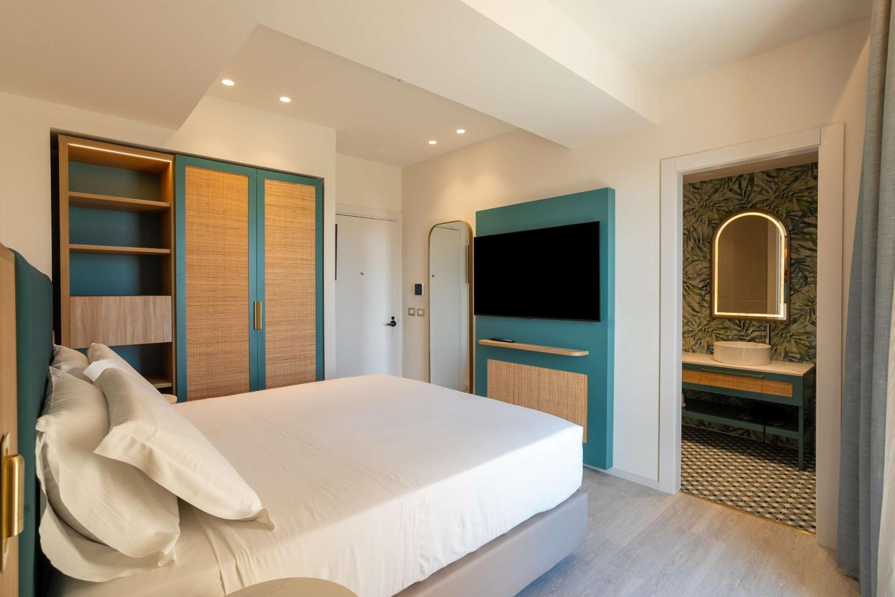 Superior King Room with Sea View - Photo 6