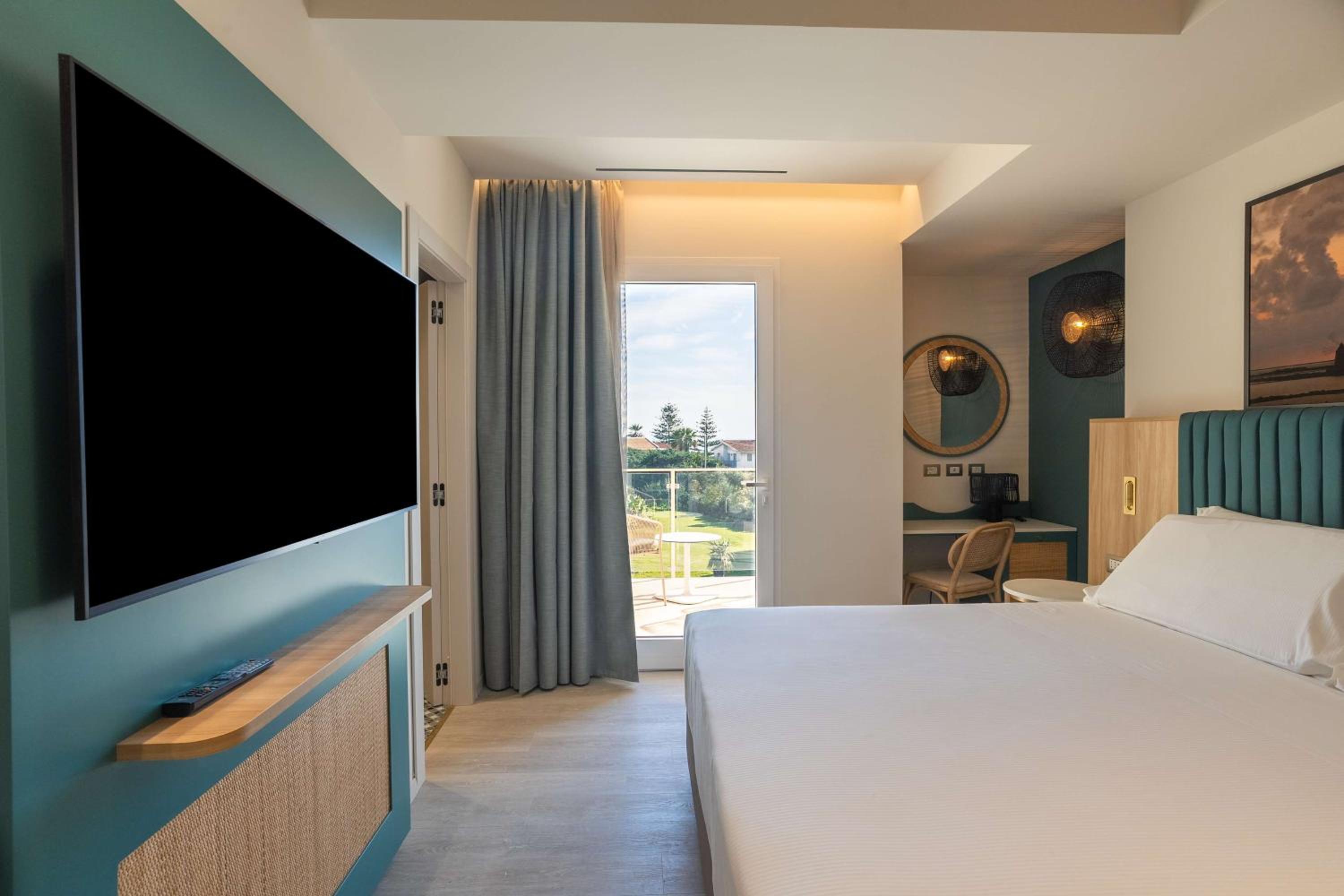 Deluxe King Room with Sea View - Photo 2