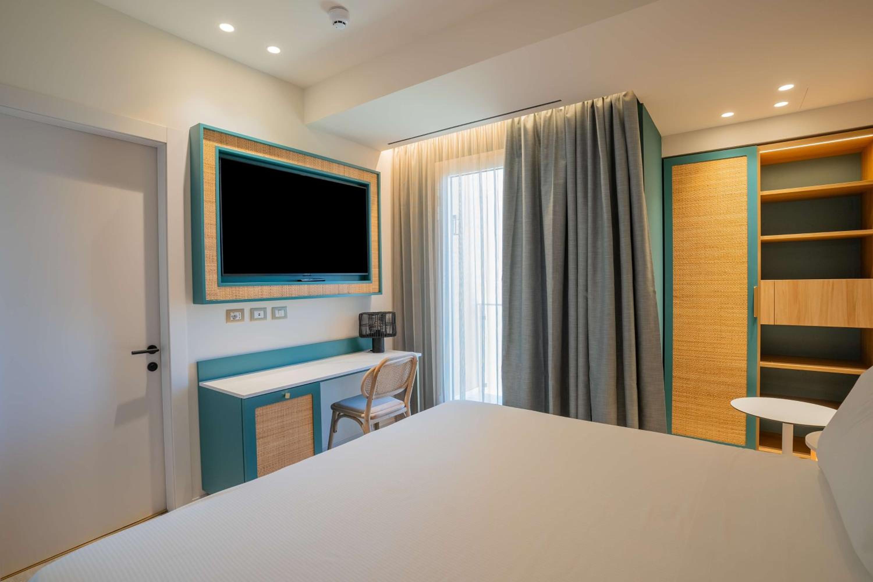 Superior King Room with Sea View - Photo 7
