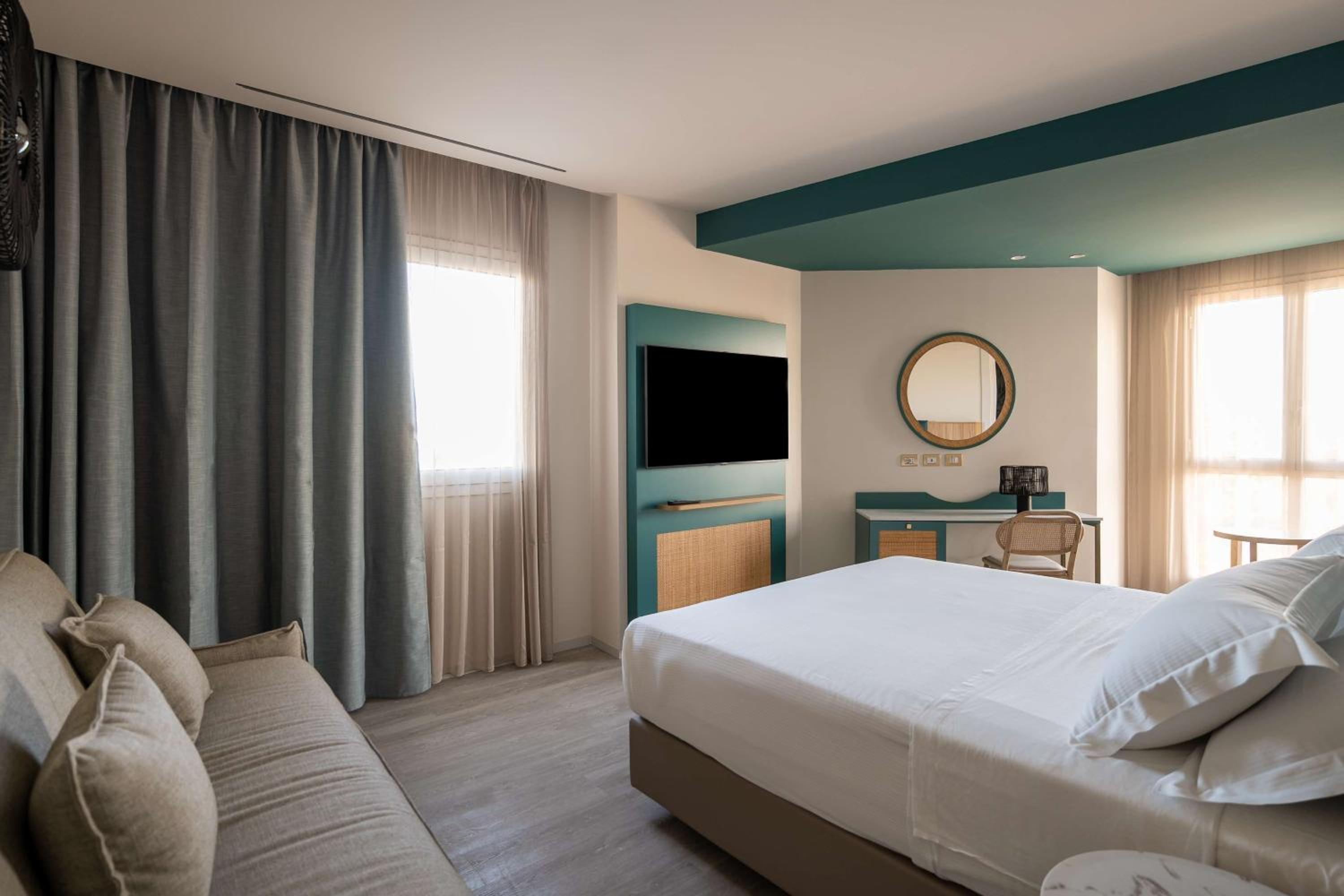 Deluxe King Room with Sea View - Photo 4