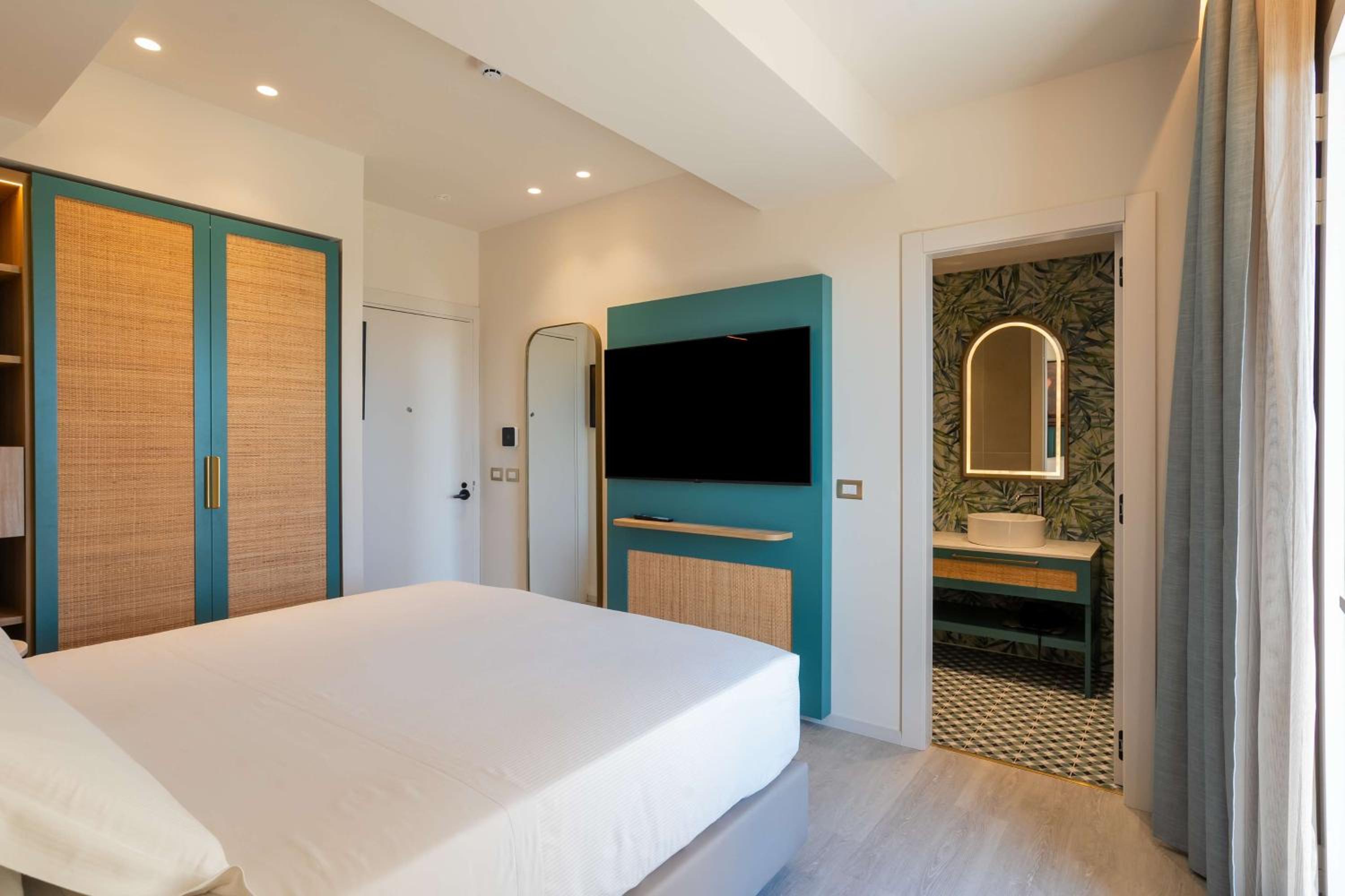 Superior King Room with Sea View - Photo 5