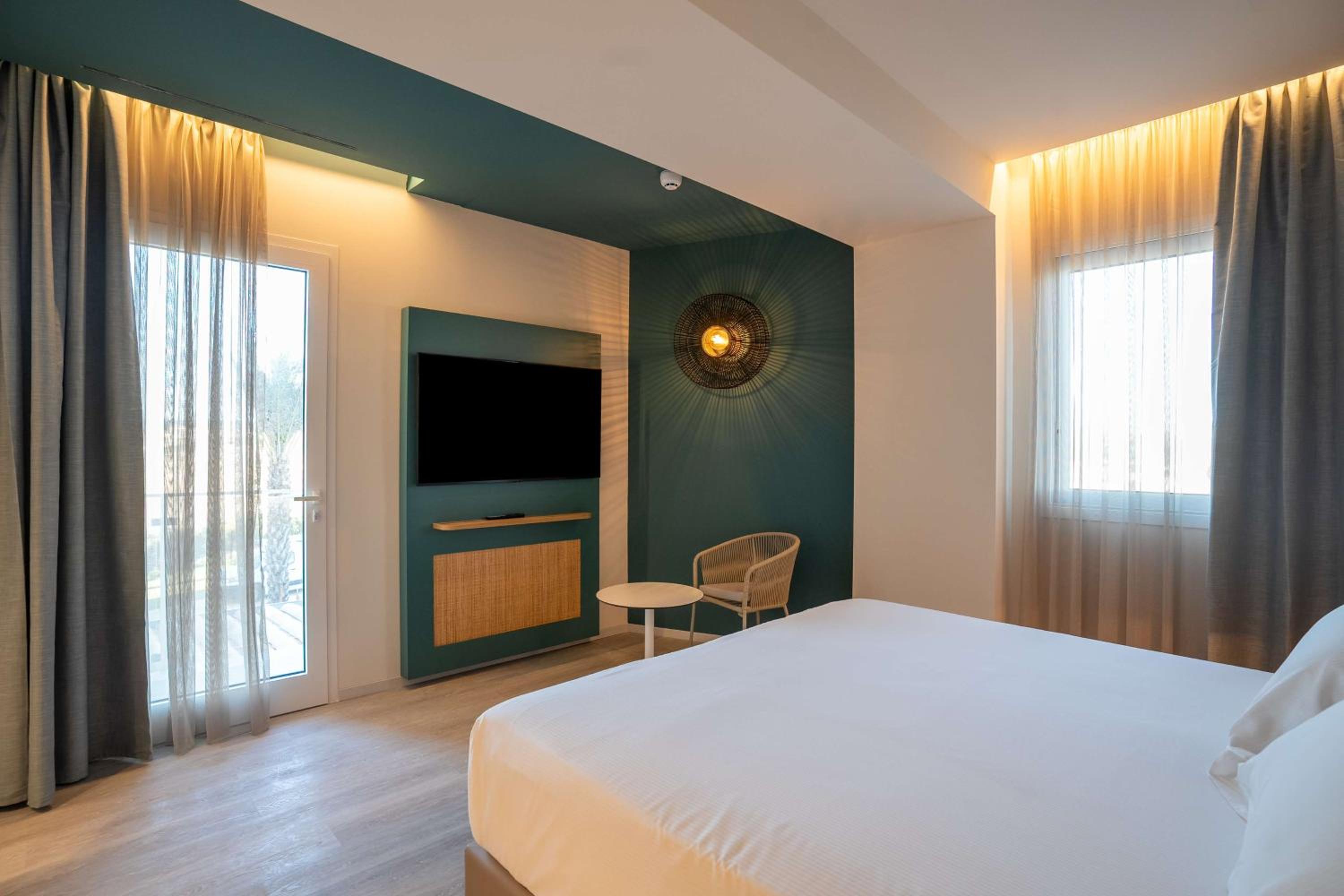 Deluxe King Room with Sea View - Photo 6