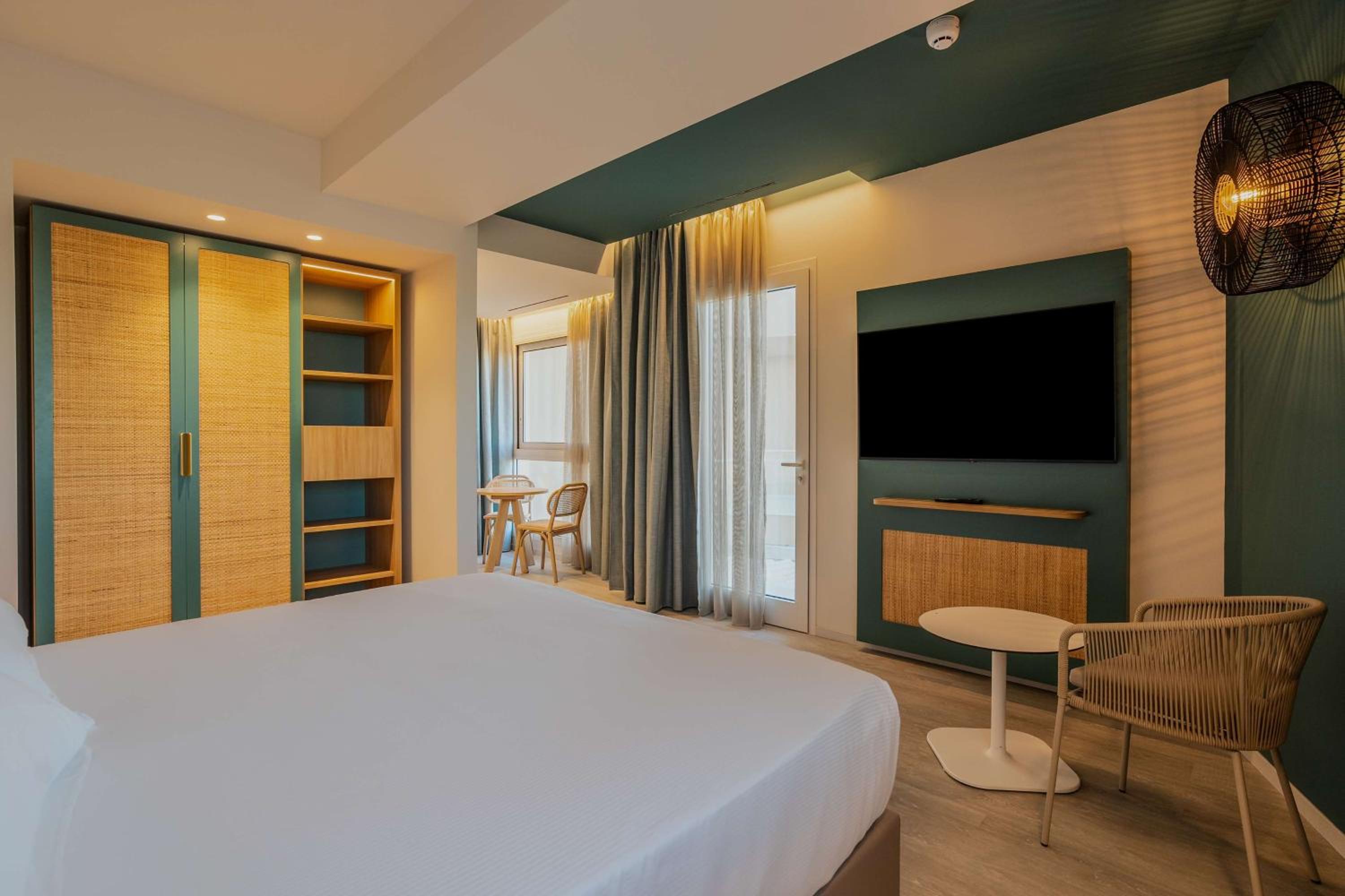 Deluxe King Room with Sea View - Photo 1
