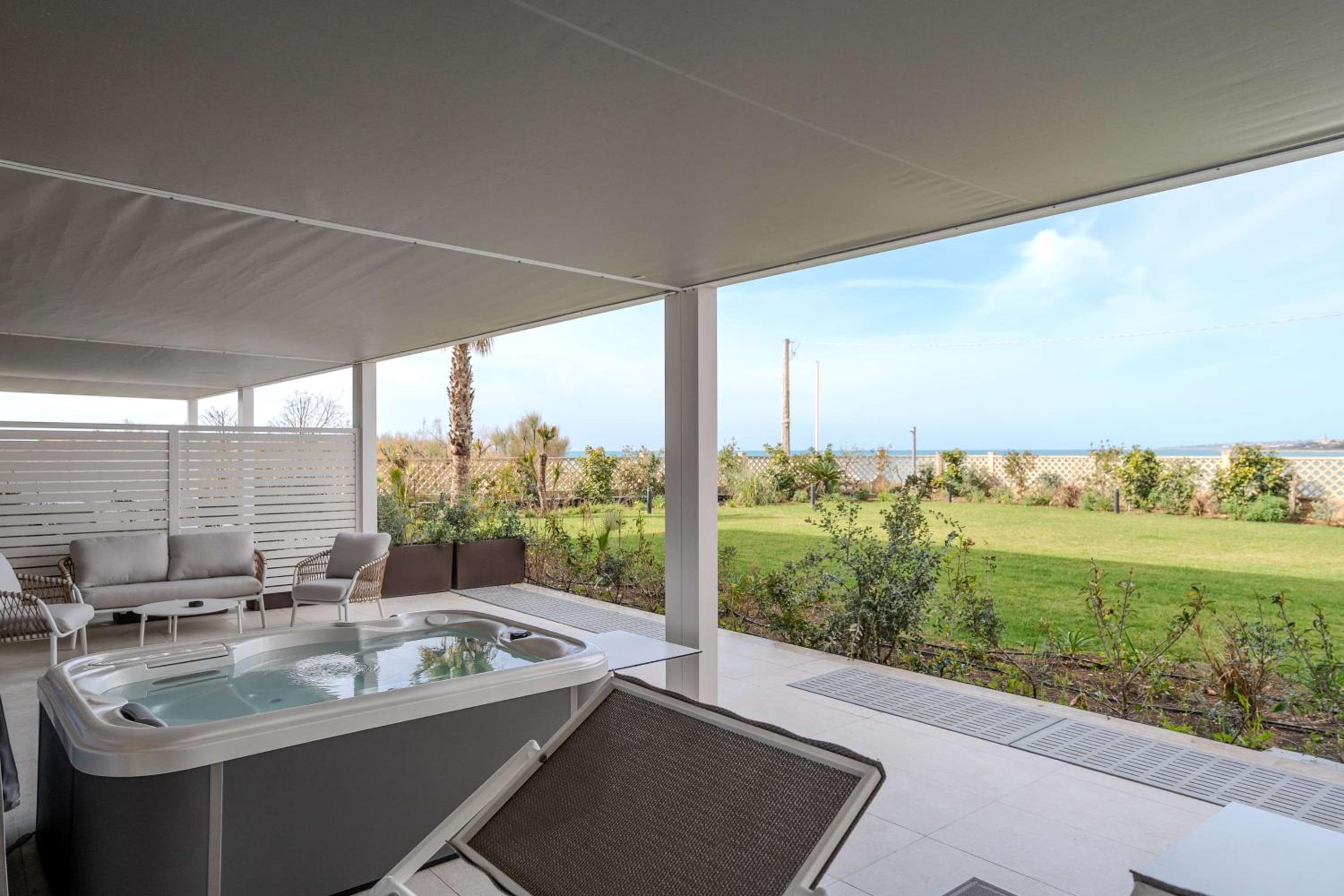 Deluxe Junior King Suite with Sea View - Photo 4