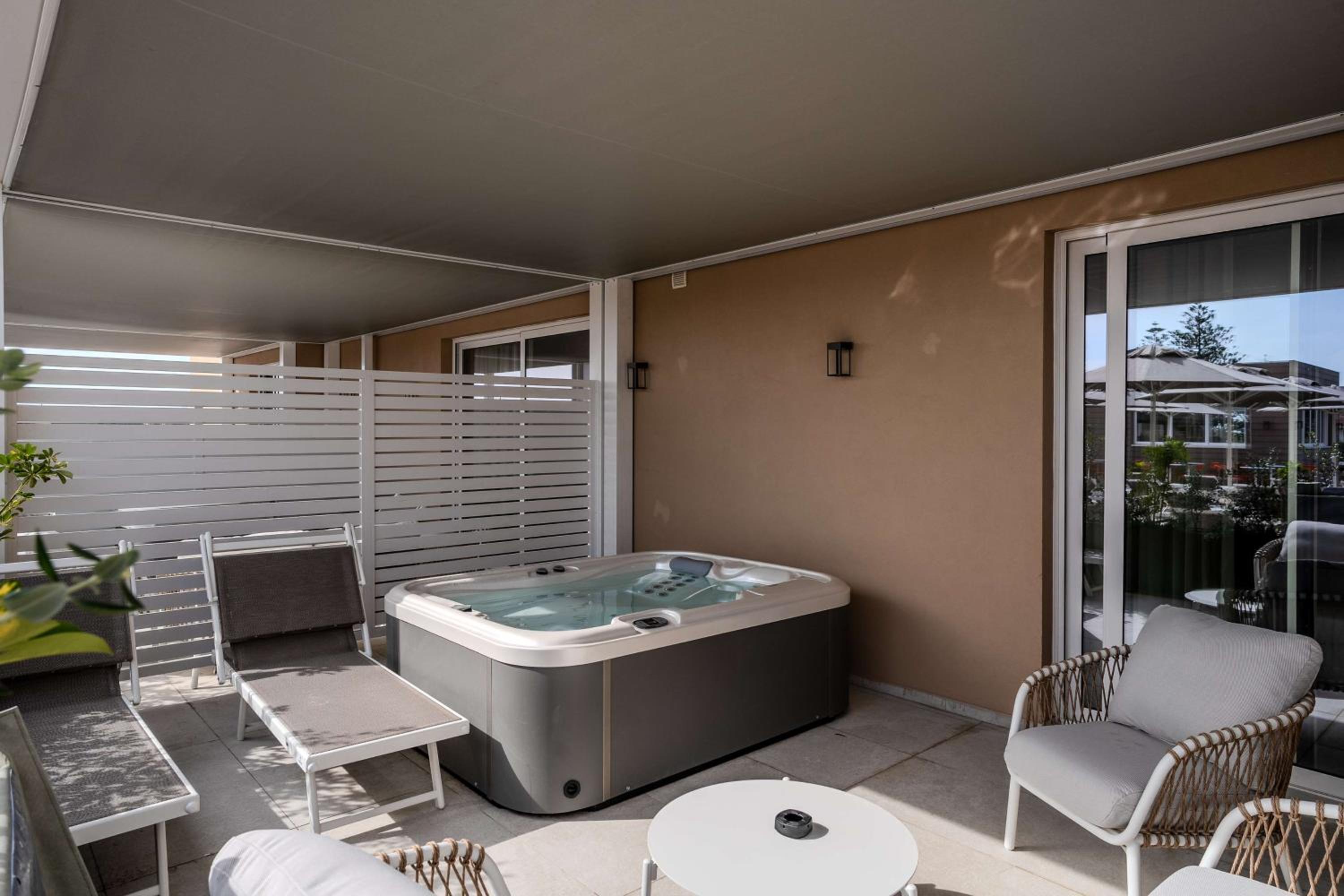 Deluxe Junior King Suite with Sea View - Photo 2