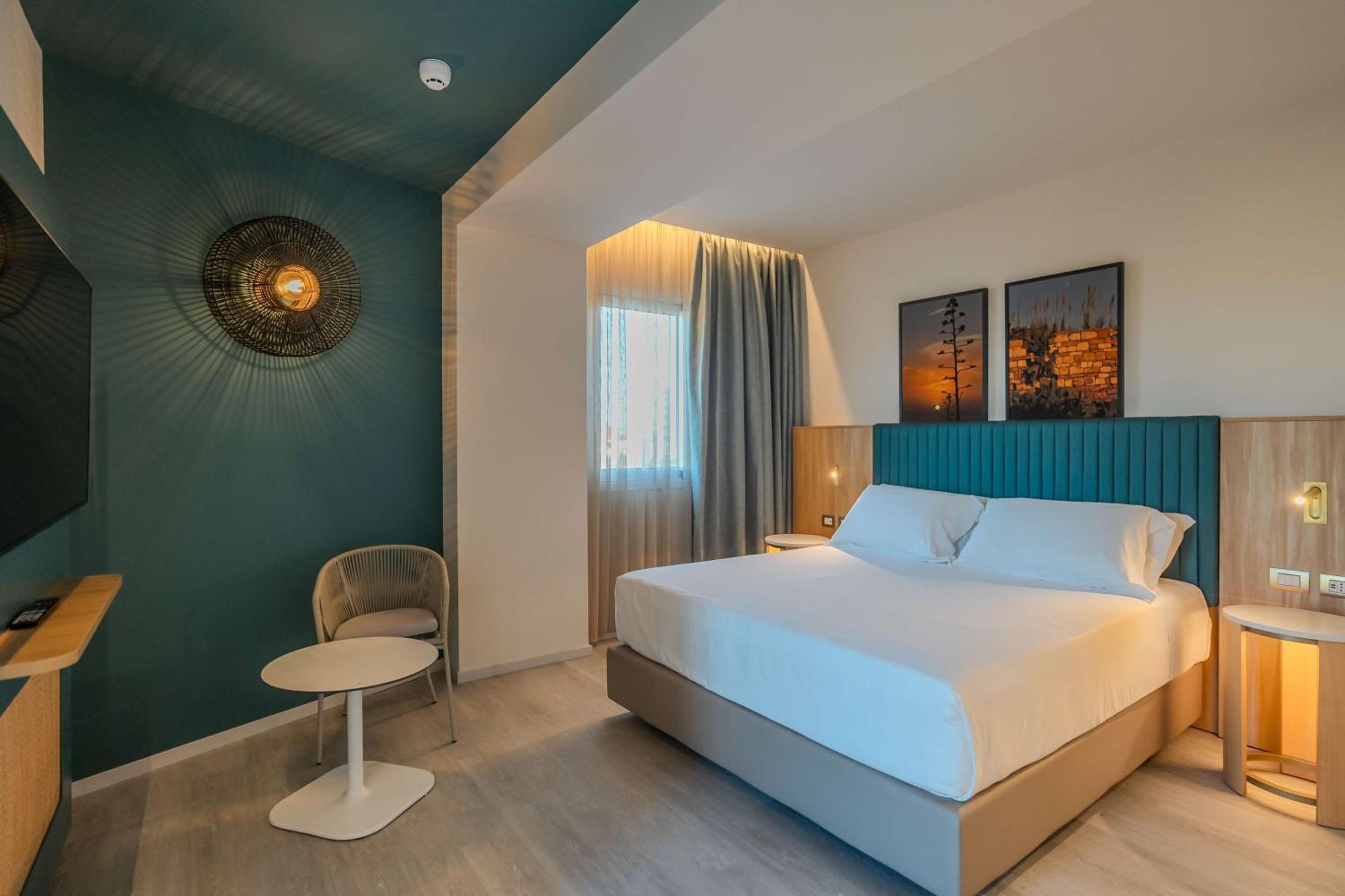 Superior King Room - Disability Access - Photo 2