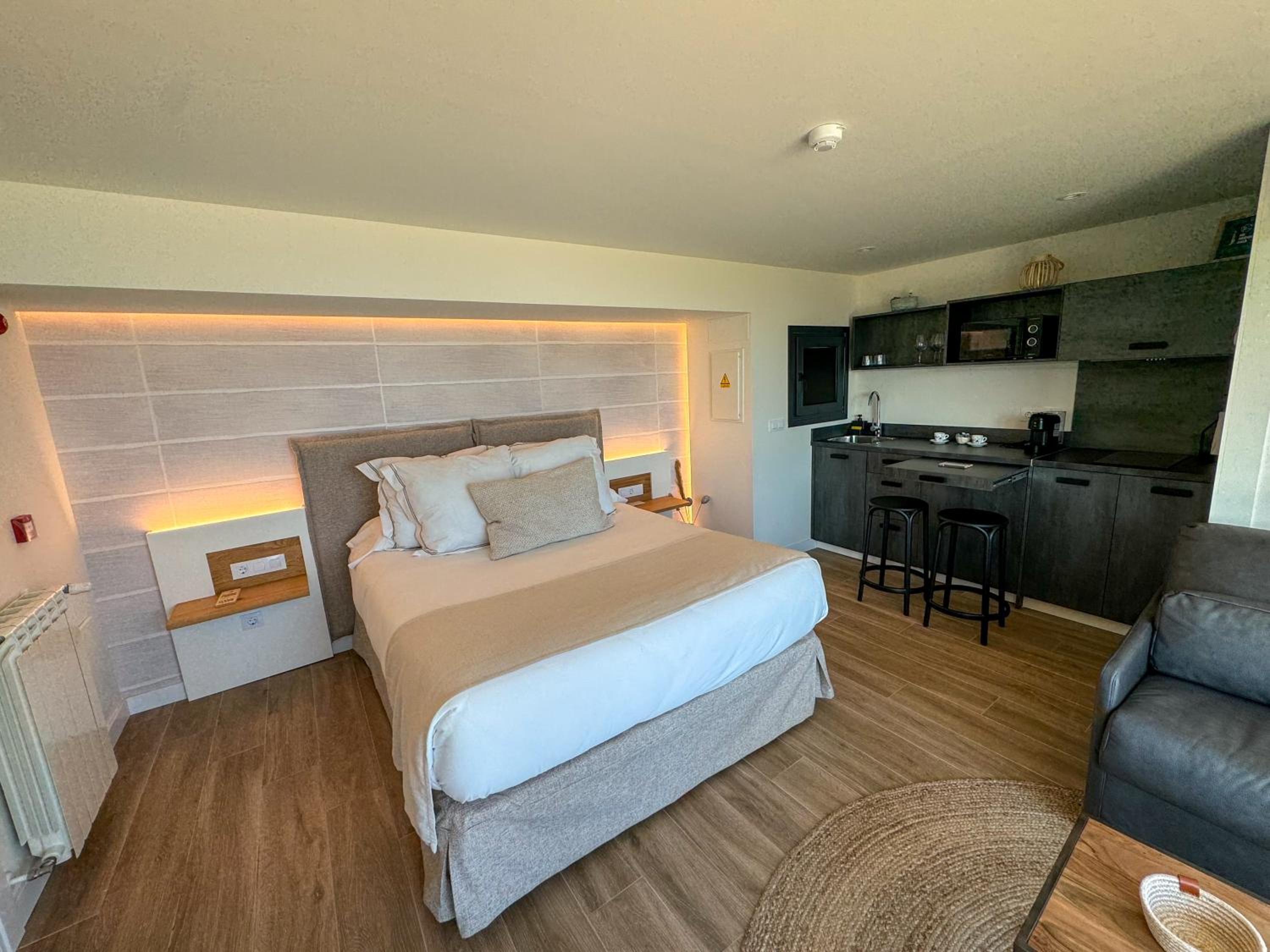 Deluxe Double Room (2 Adults + 1 Child)