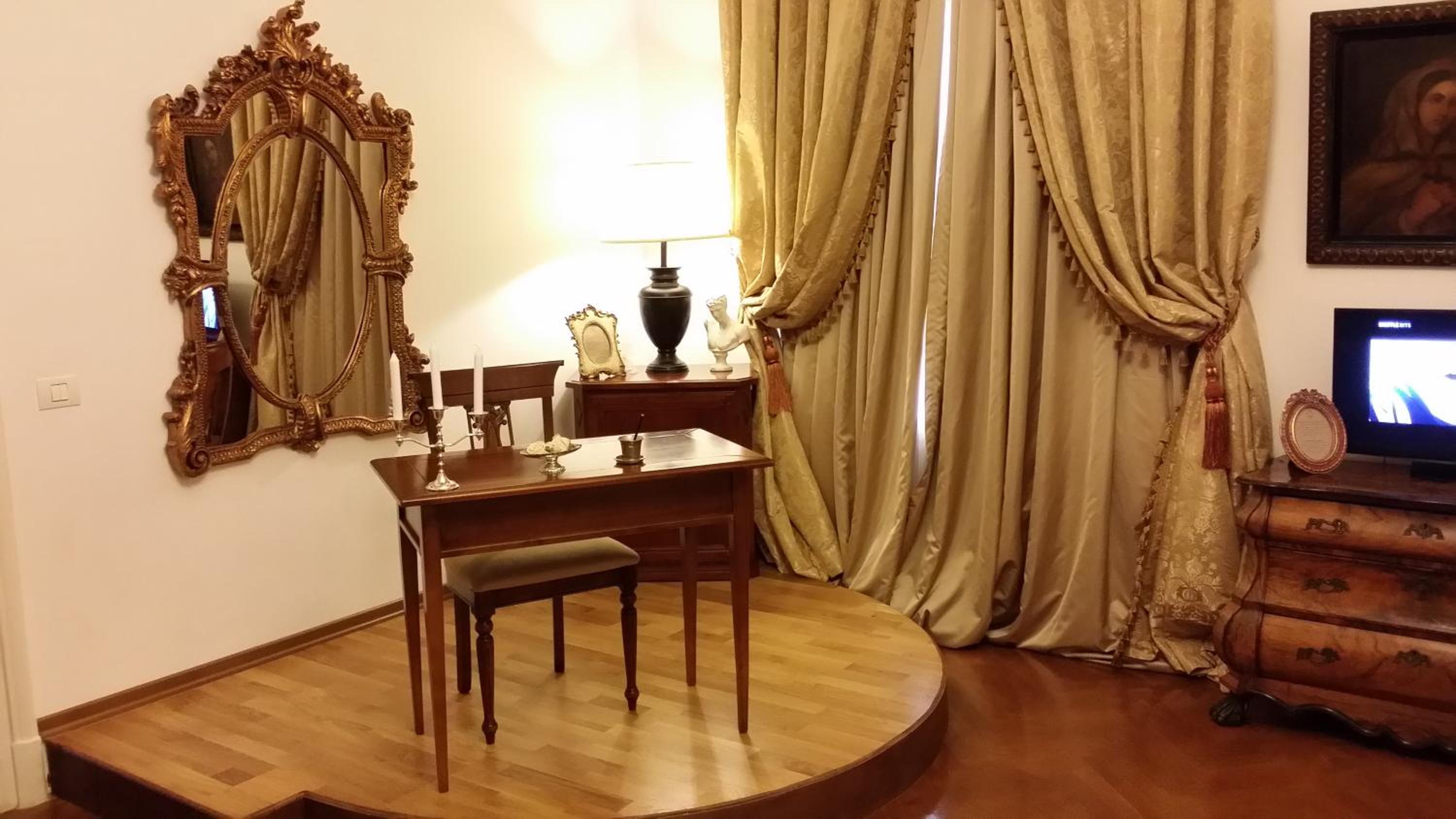 Deluxe King Room photo 3
