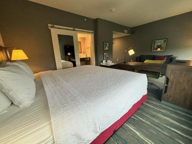 King Studio Suite with Sofa Bed - Hearing Access/Non-Smoking