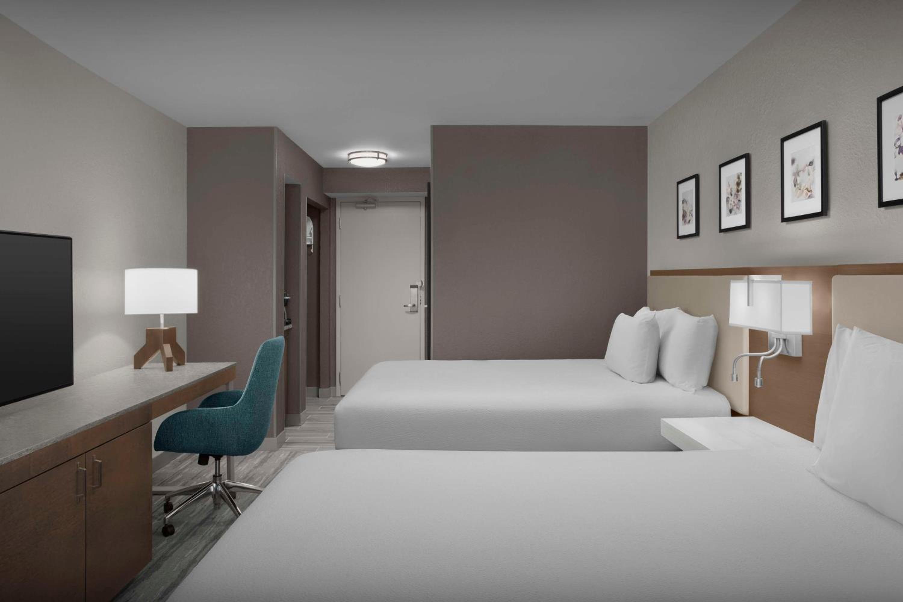 One Bedroom Suite with Two Double Beds - Photo 1