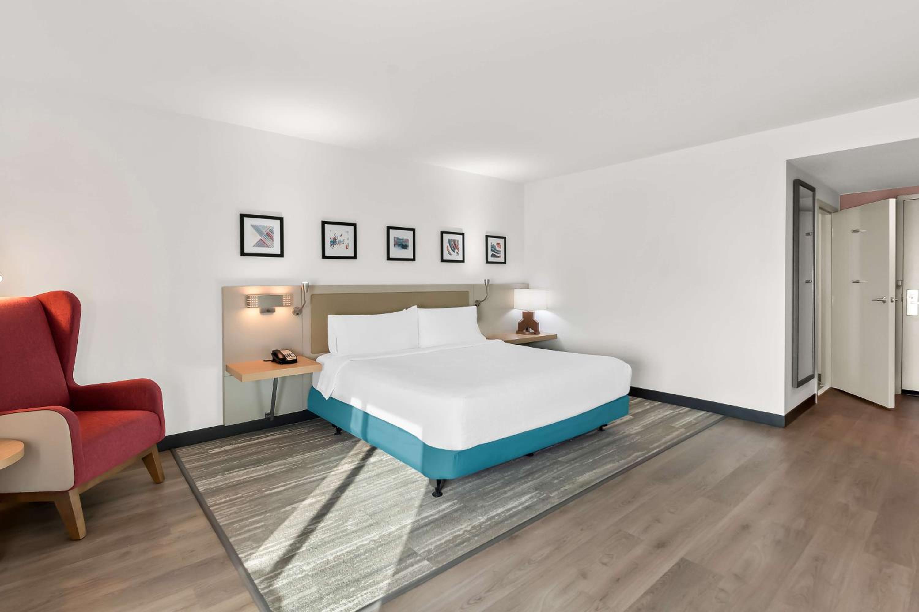 King Room with Tub - Mobility and Hearing Access - Photo 5