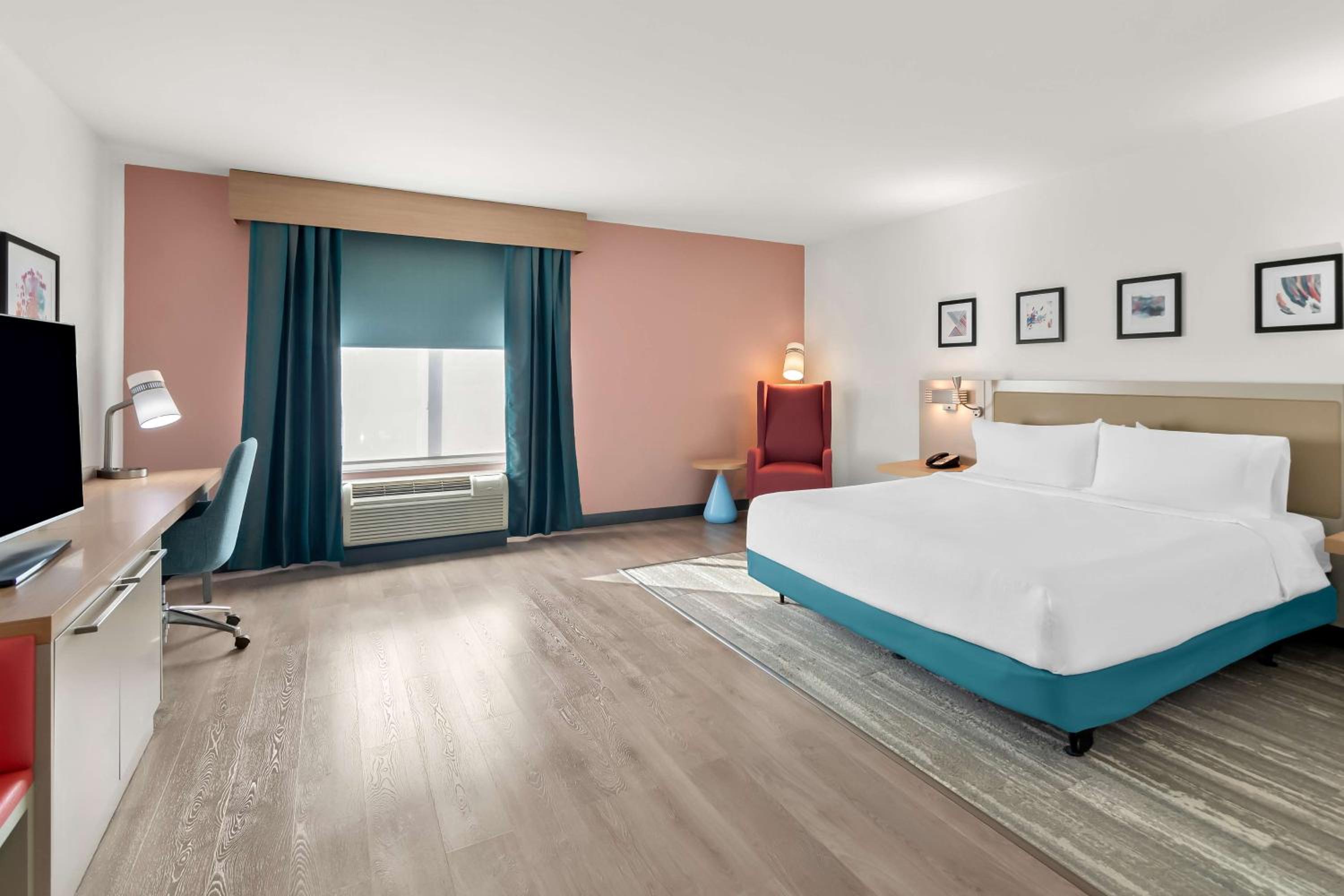 King Room with Tub - Mobility and Hearing Access - Photo 7