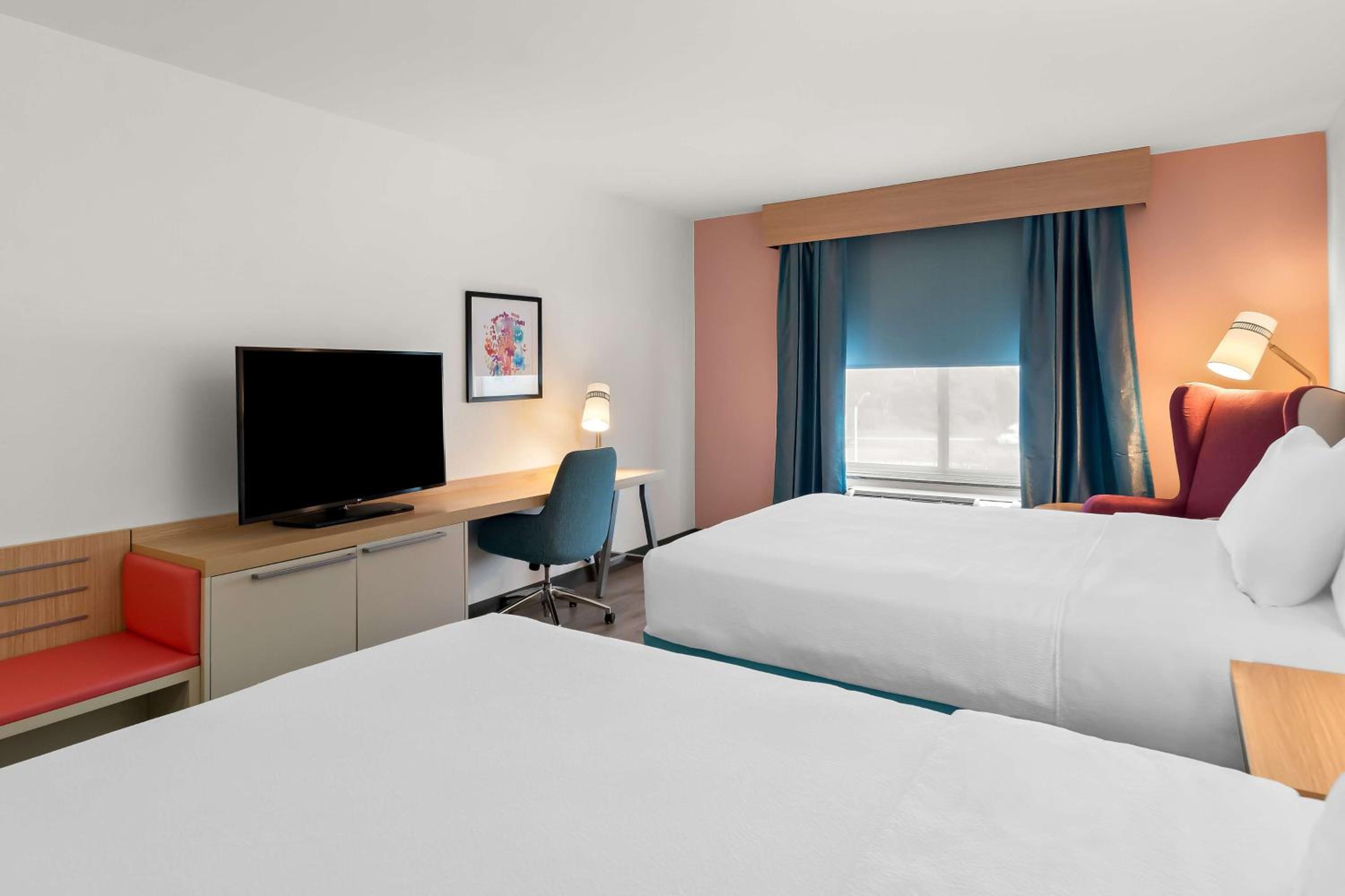 Queen Room with Two Queen Beds - Photo 6