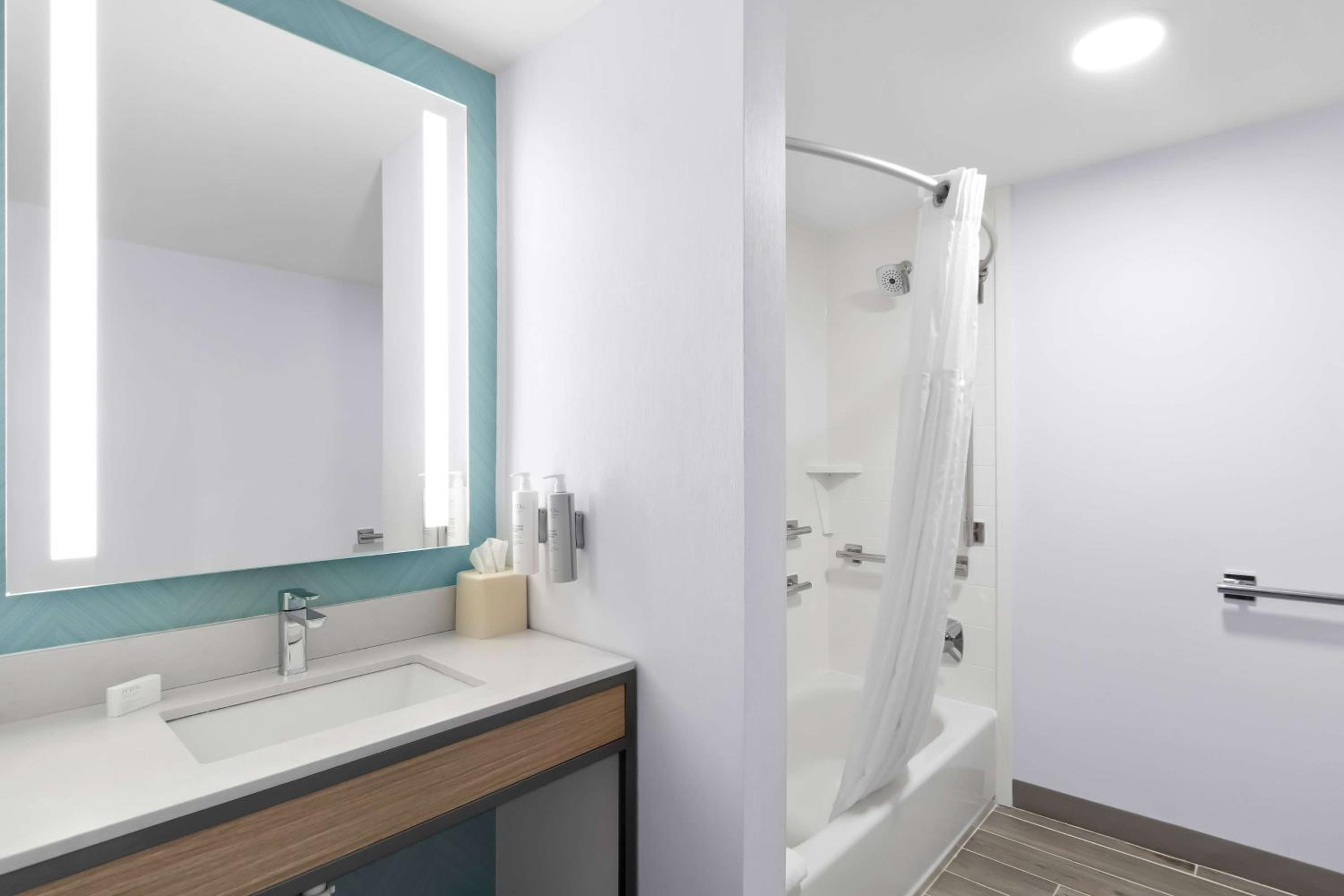 King Room with Tub - Mobility and Hearing Access - Photo 8