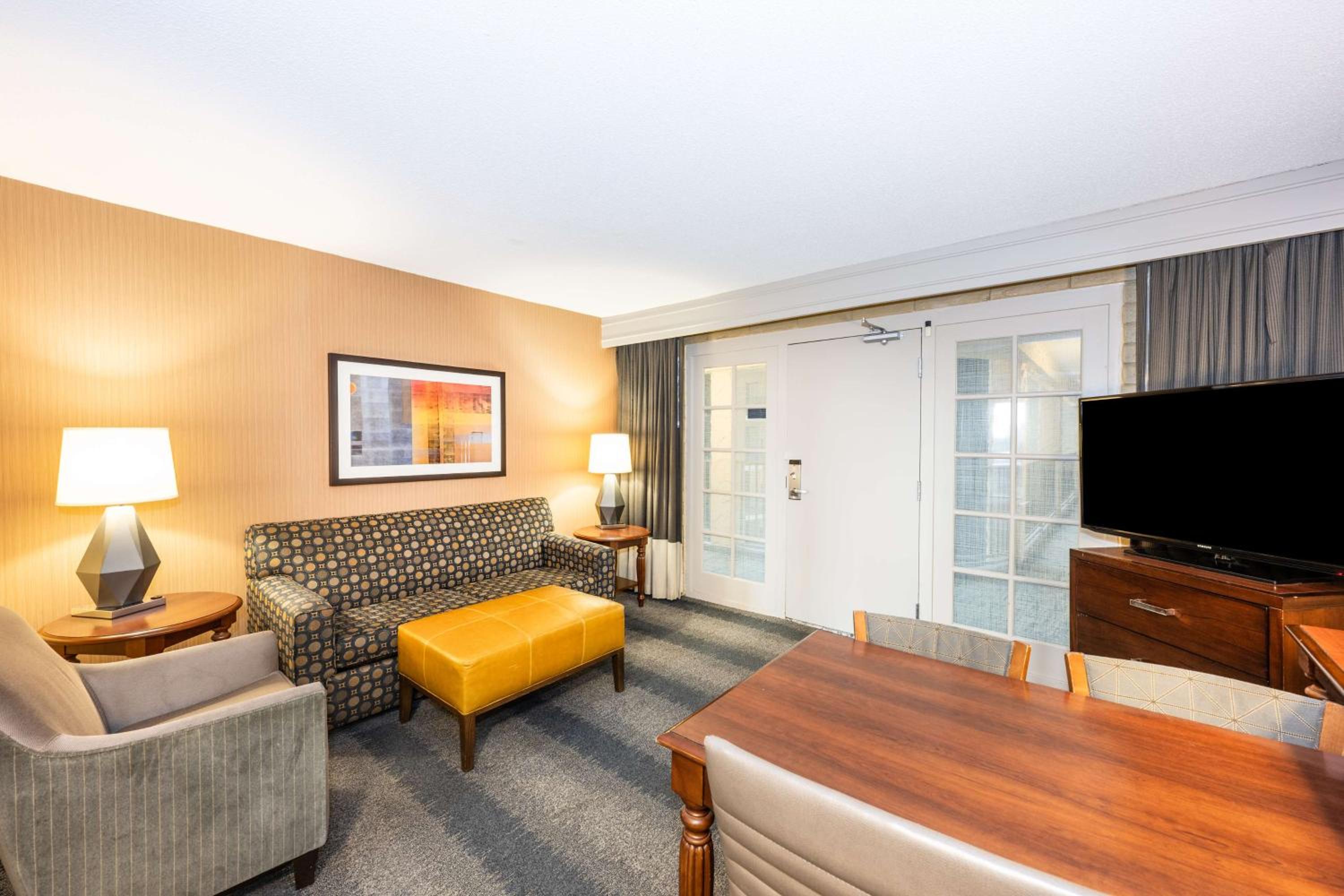 Two-Room Queen Suite with Two Queen Beds - Photo 2