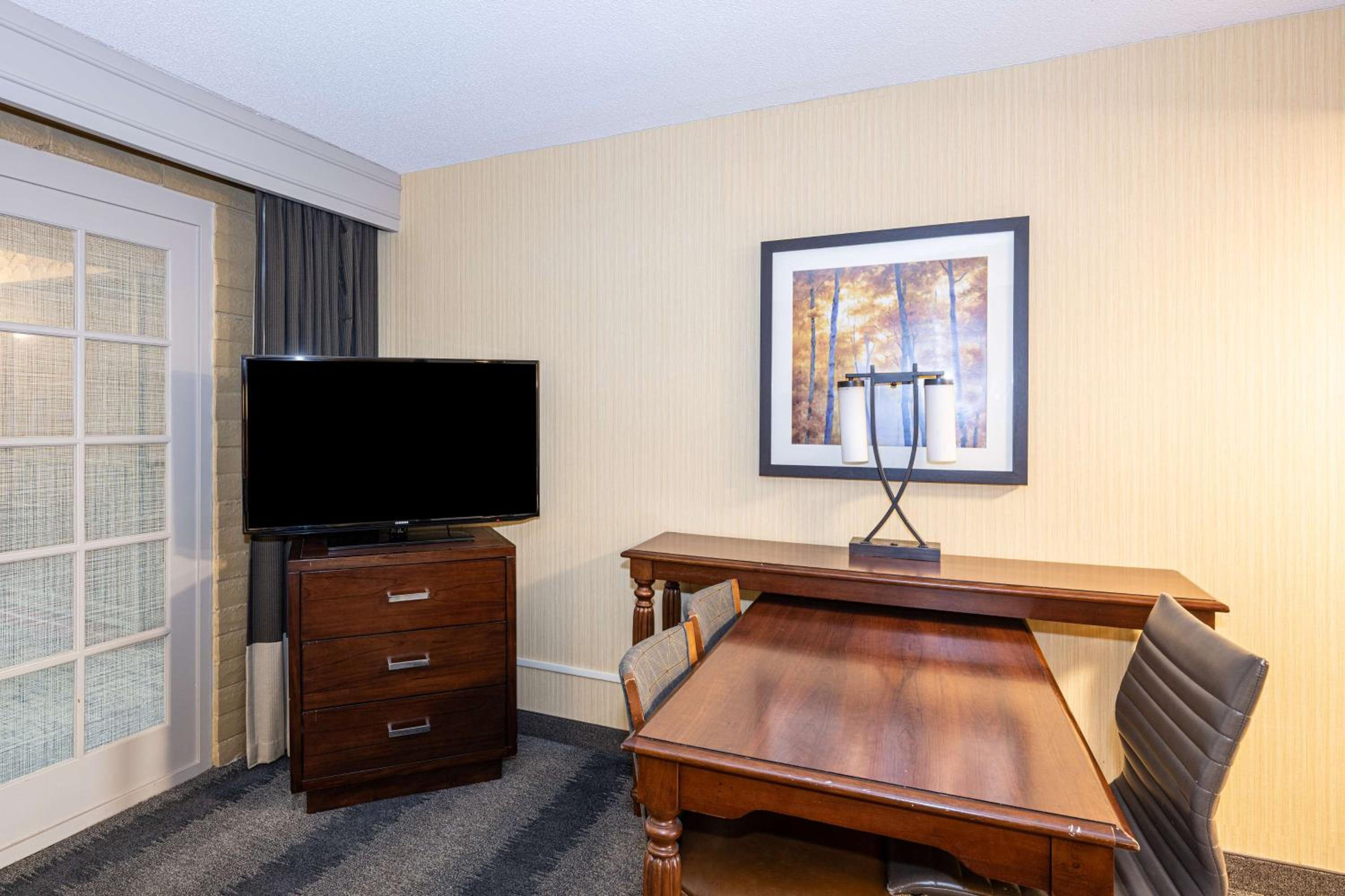 Two-Room Queen Suite with Two Queen Beds - Photo 5