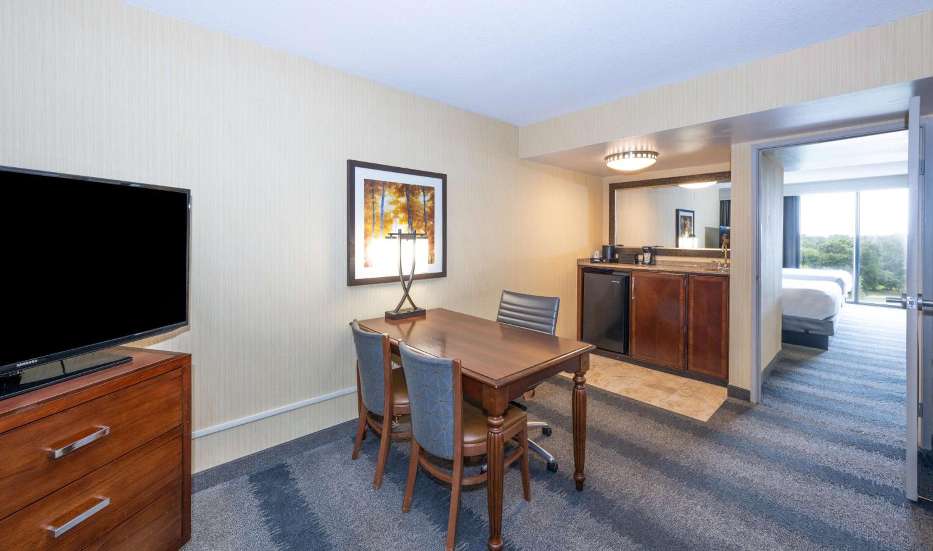 Two-Room Queen Suite with Two Queen Beds - Photo 6