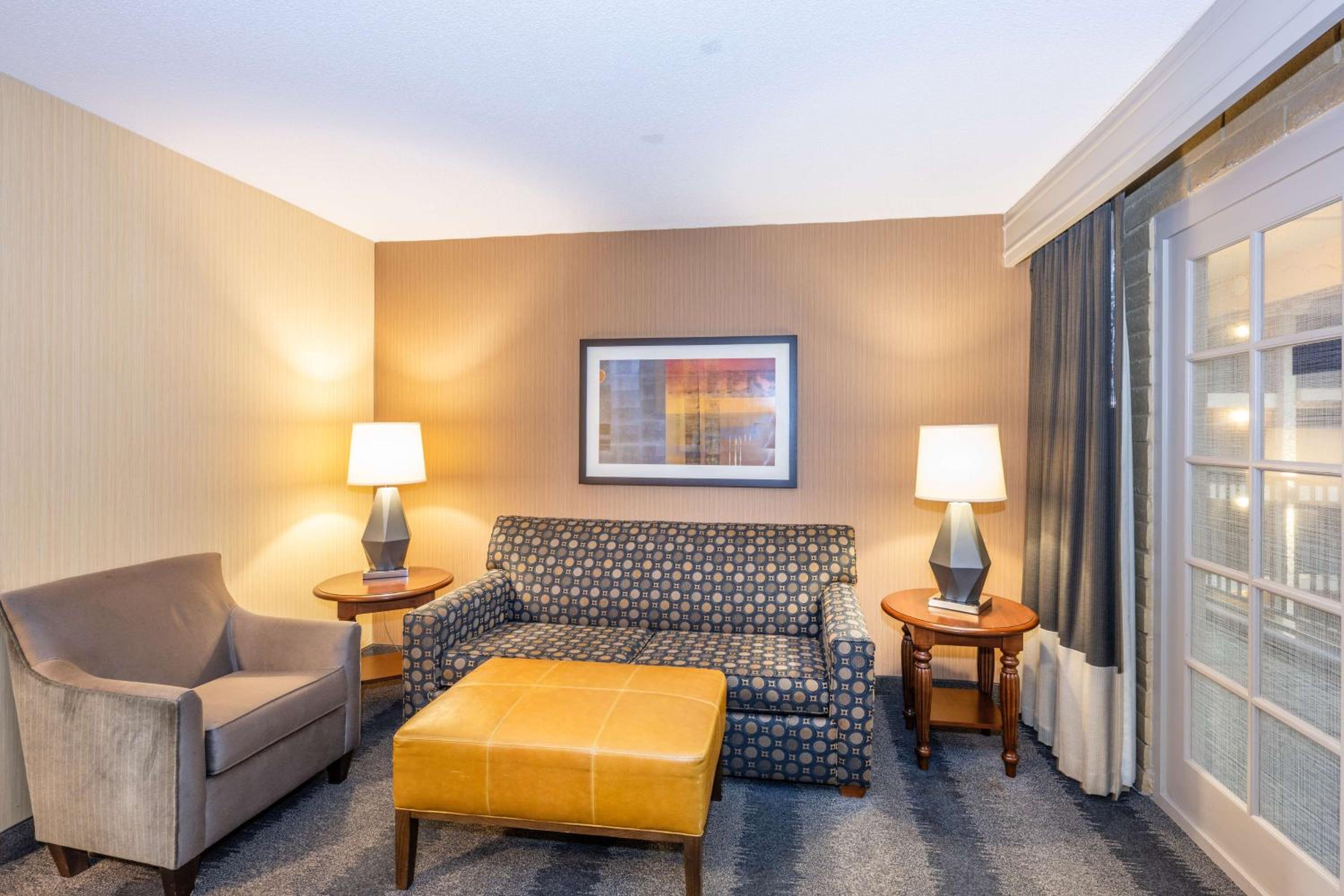 Two-Room Queen Suite with Two Queen Beds - Photo 9