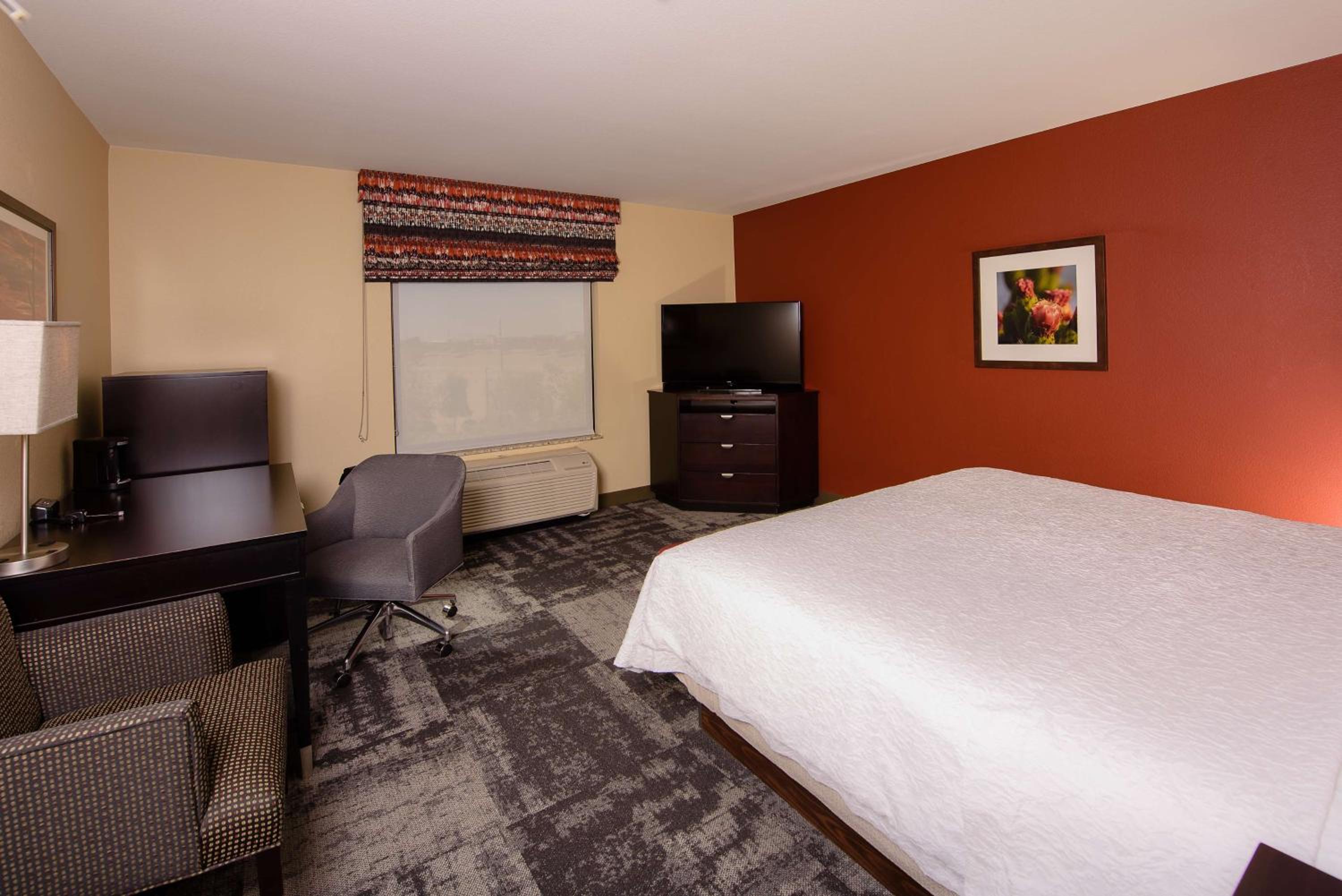 King Room - Non-Smoking - Photo 3