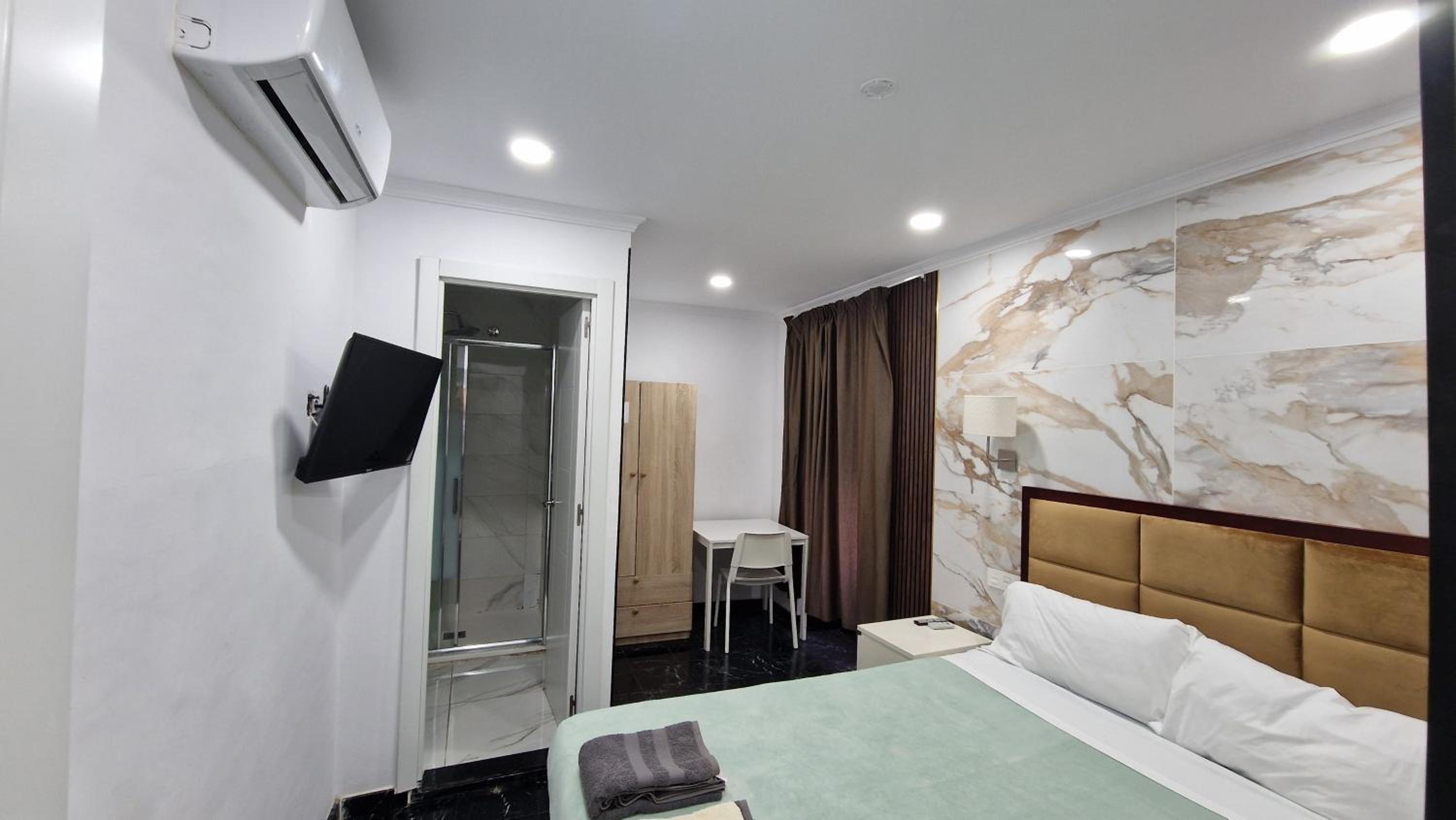 Double Room - Photo 6