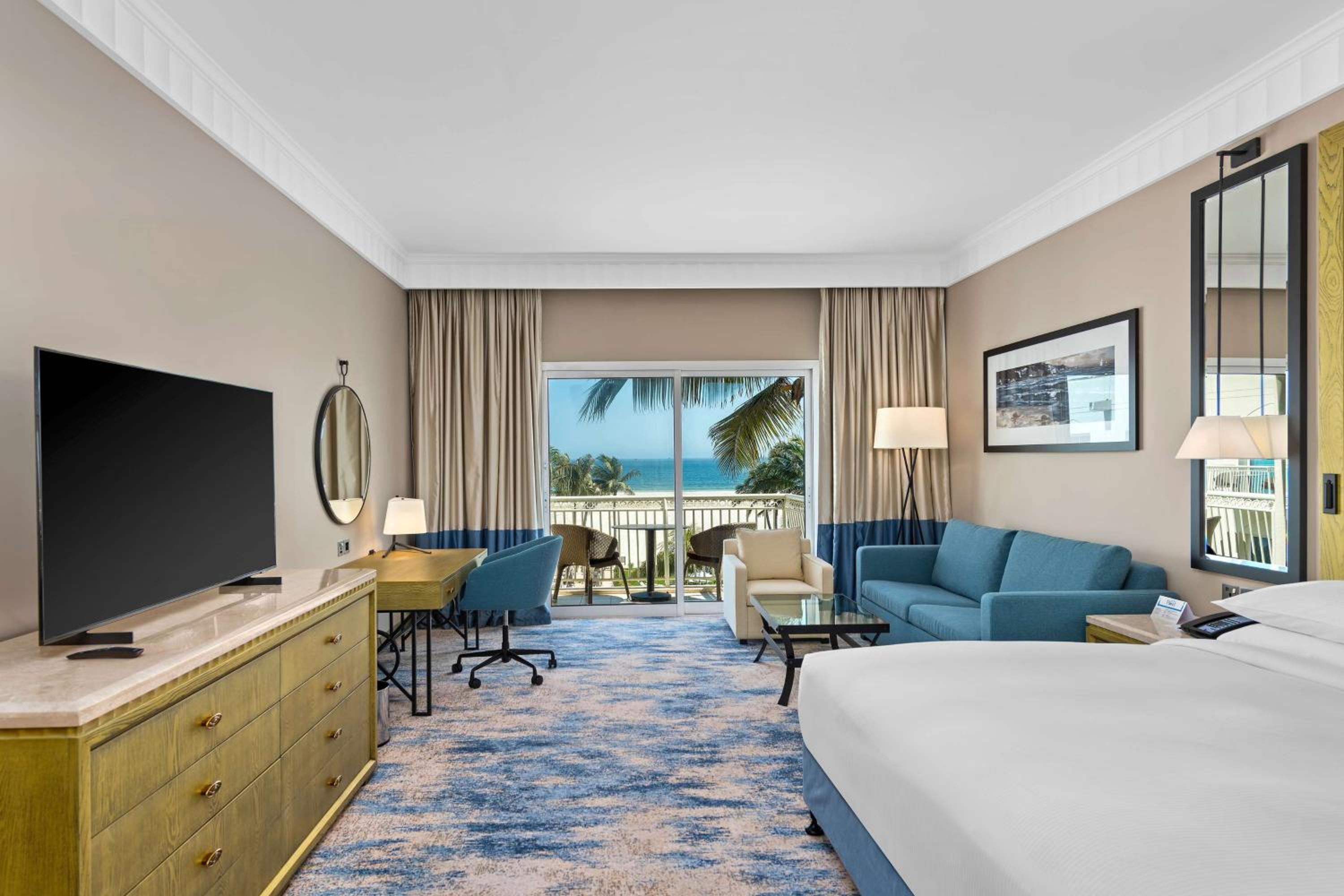 King Deluxe Room with Balcony and Sea View - Photo 2