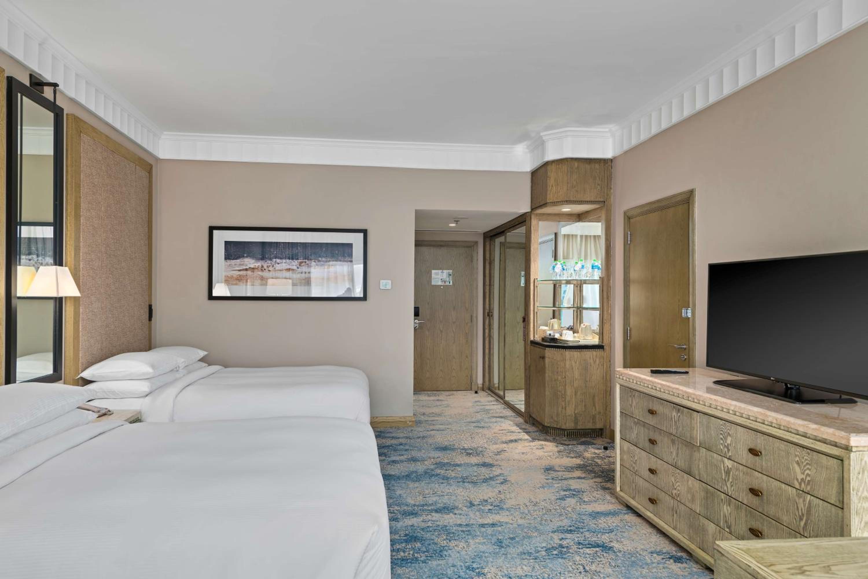 Family Queen Room with Two Queen Beds - Photo 4
