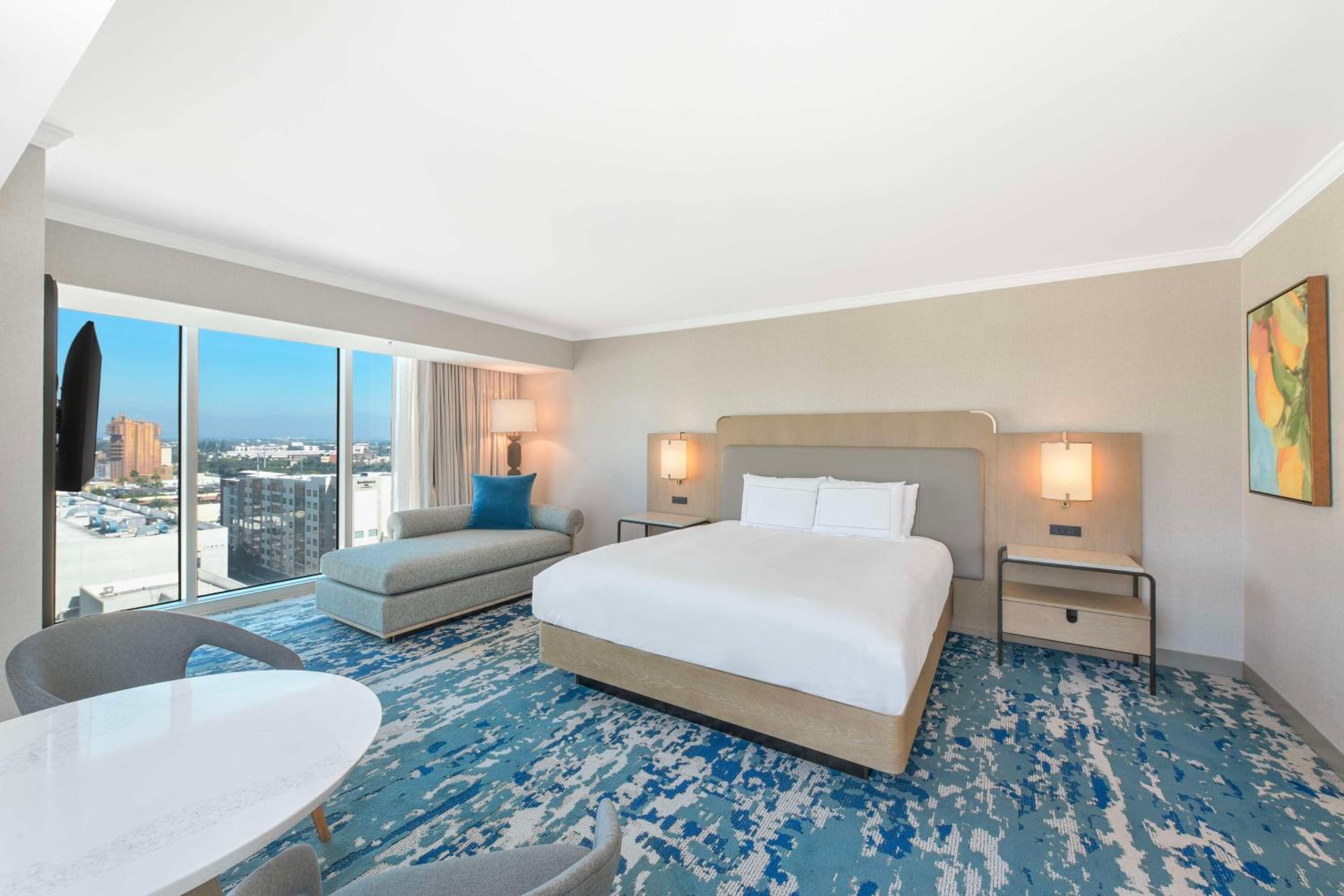 King Room with Park or Pool View - Hearing Accessible