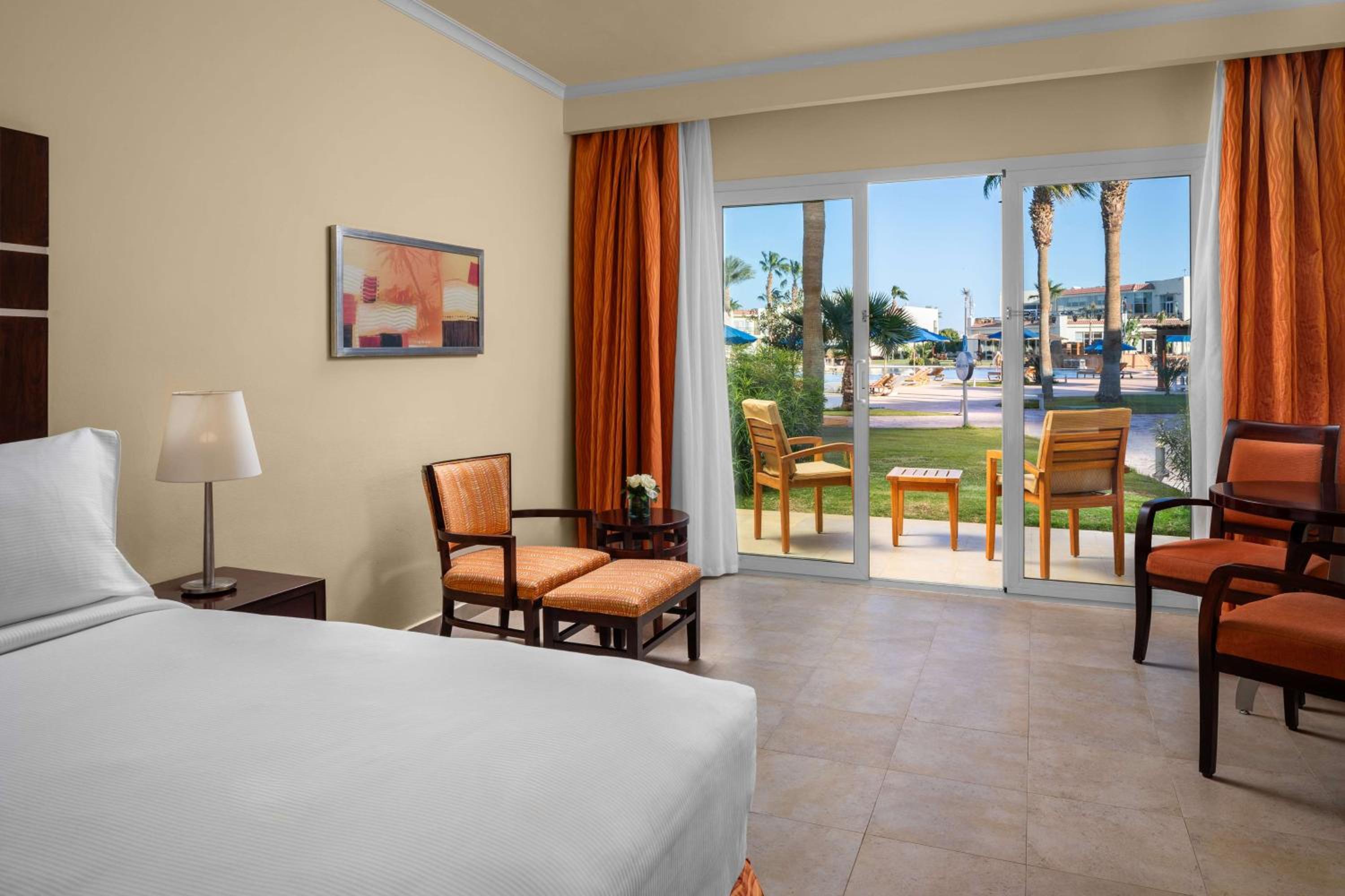 Beachside King Guest Room - Sea/Pool View