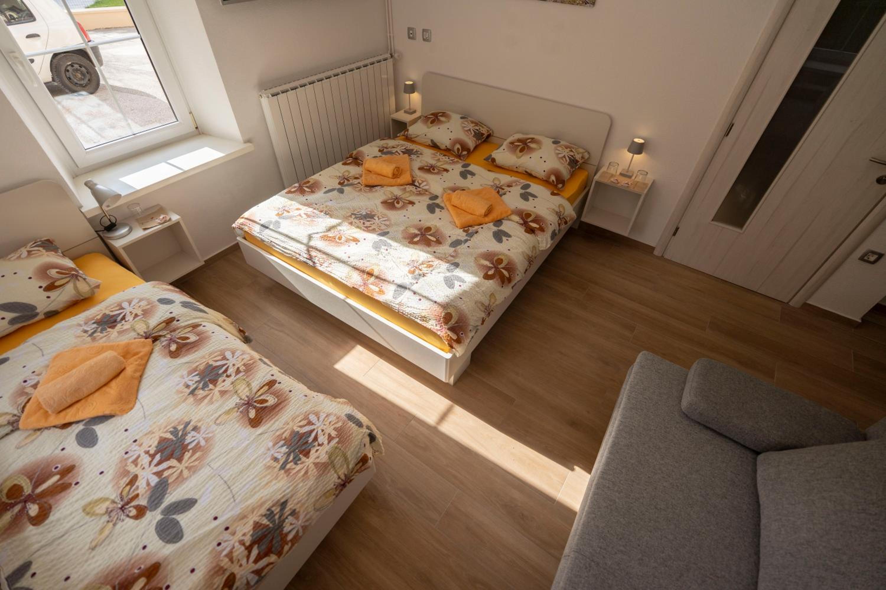 Apartment with Mountain View - Photo 7
