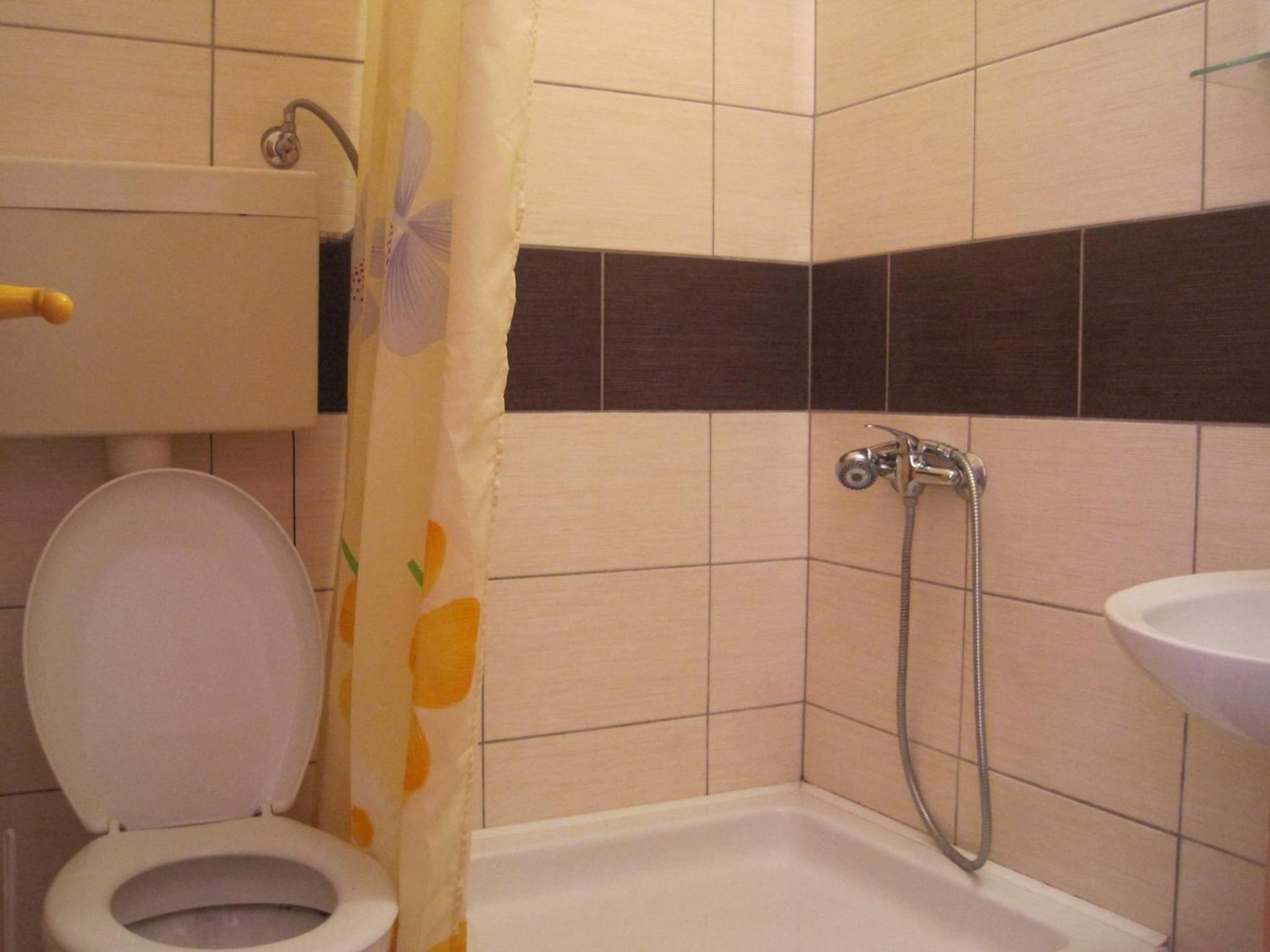 Twin Room with Private Bathroom photo 2