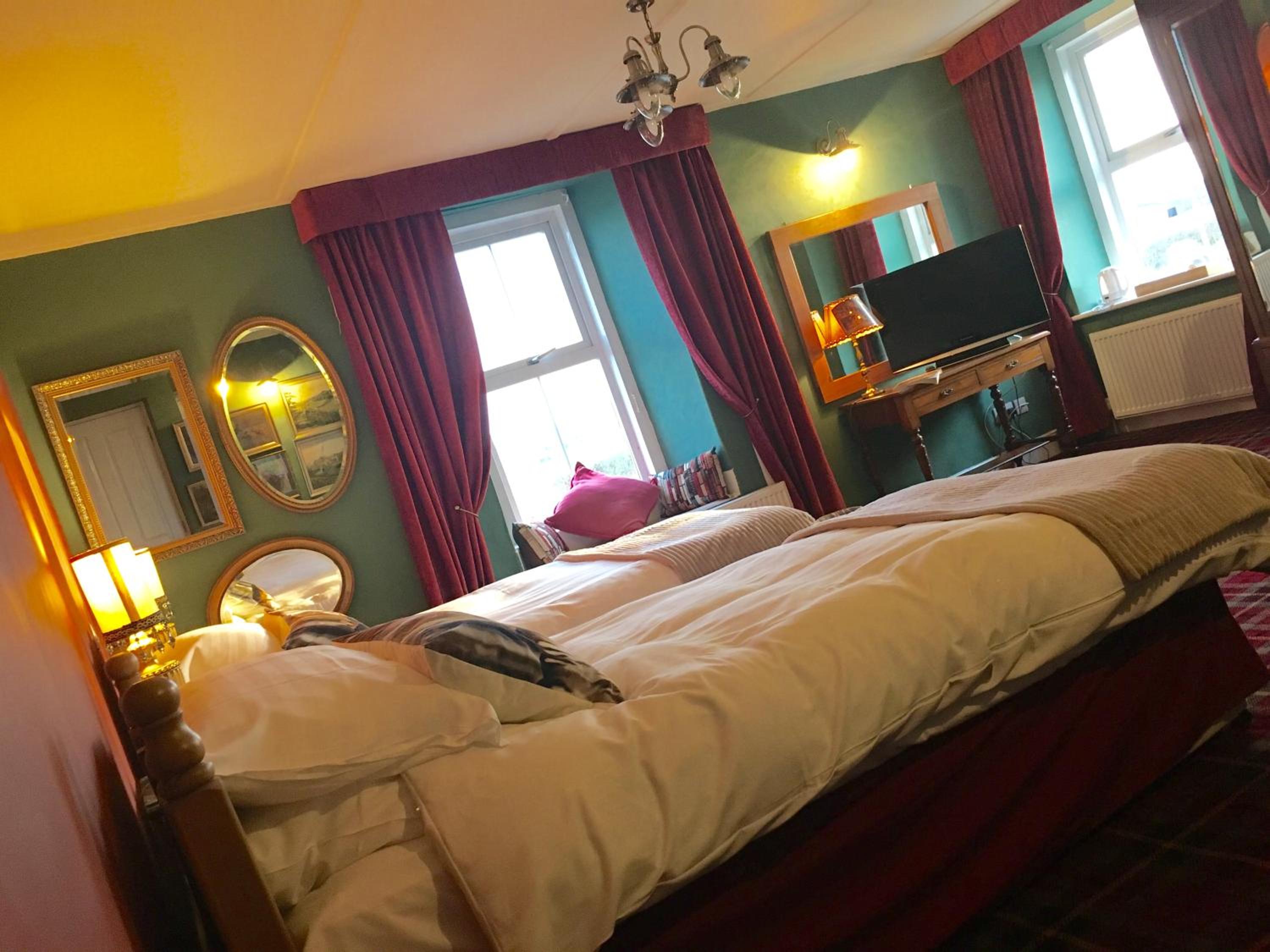 Twin Room with Private Bathroom photo 2