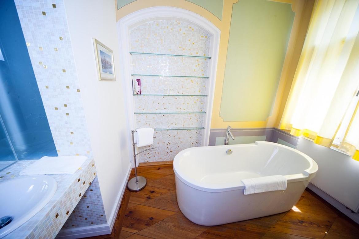 Deluxe King Room photo 1