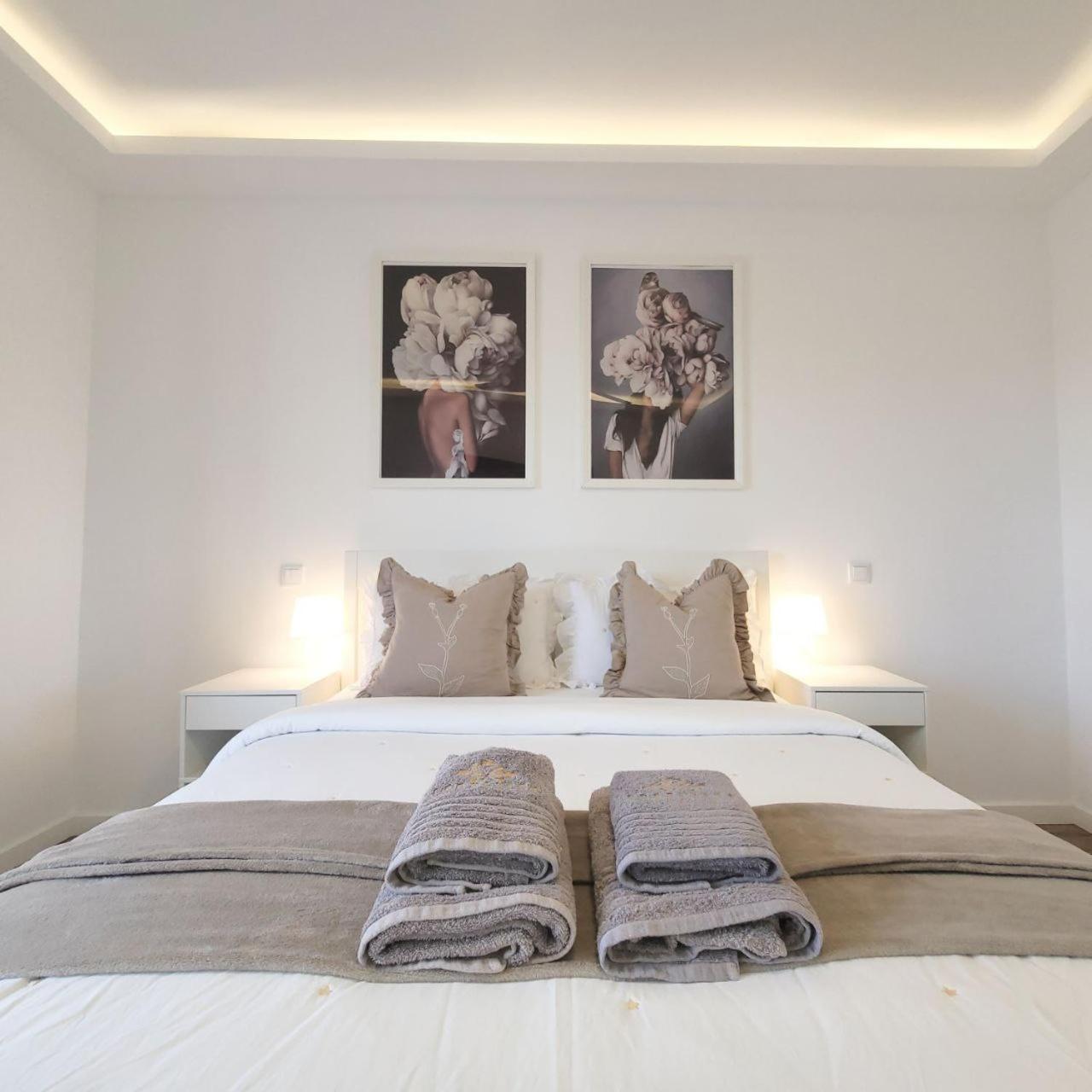 Deluxe Double Room with Side Sea View