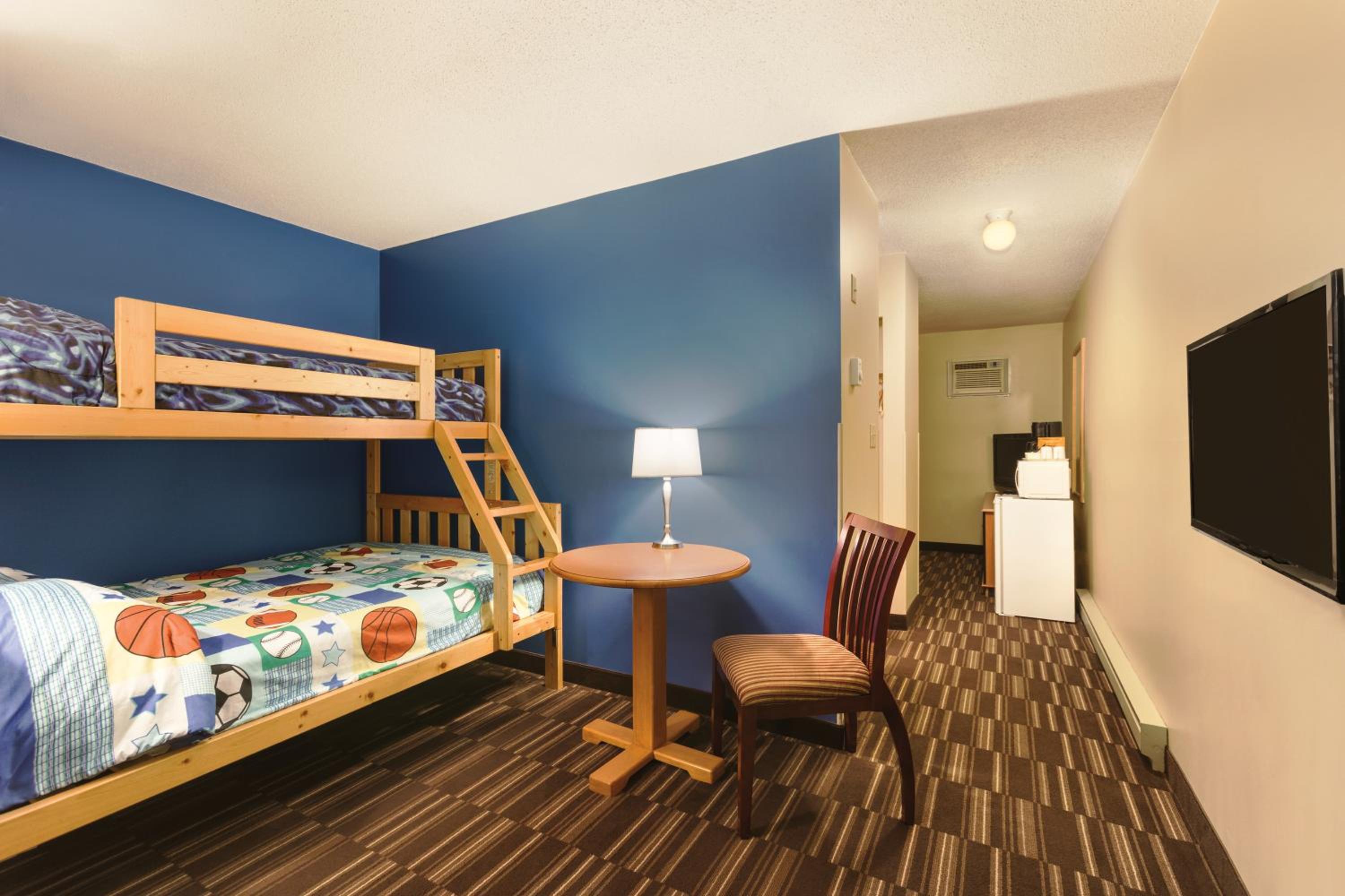 Queen Room with Bunk Bed (Pool Level) - Photo 3