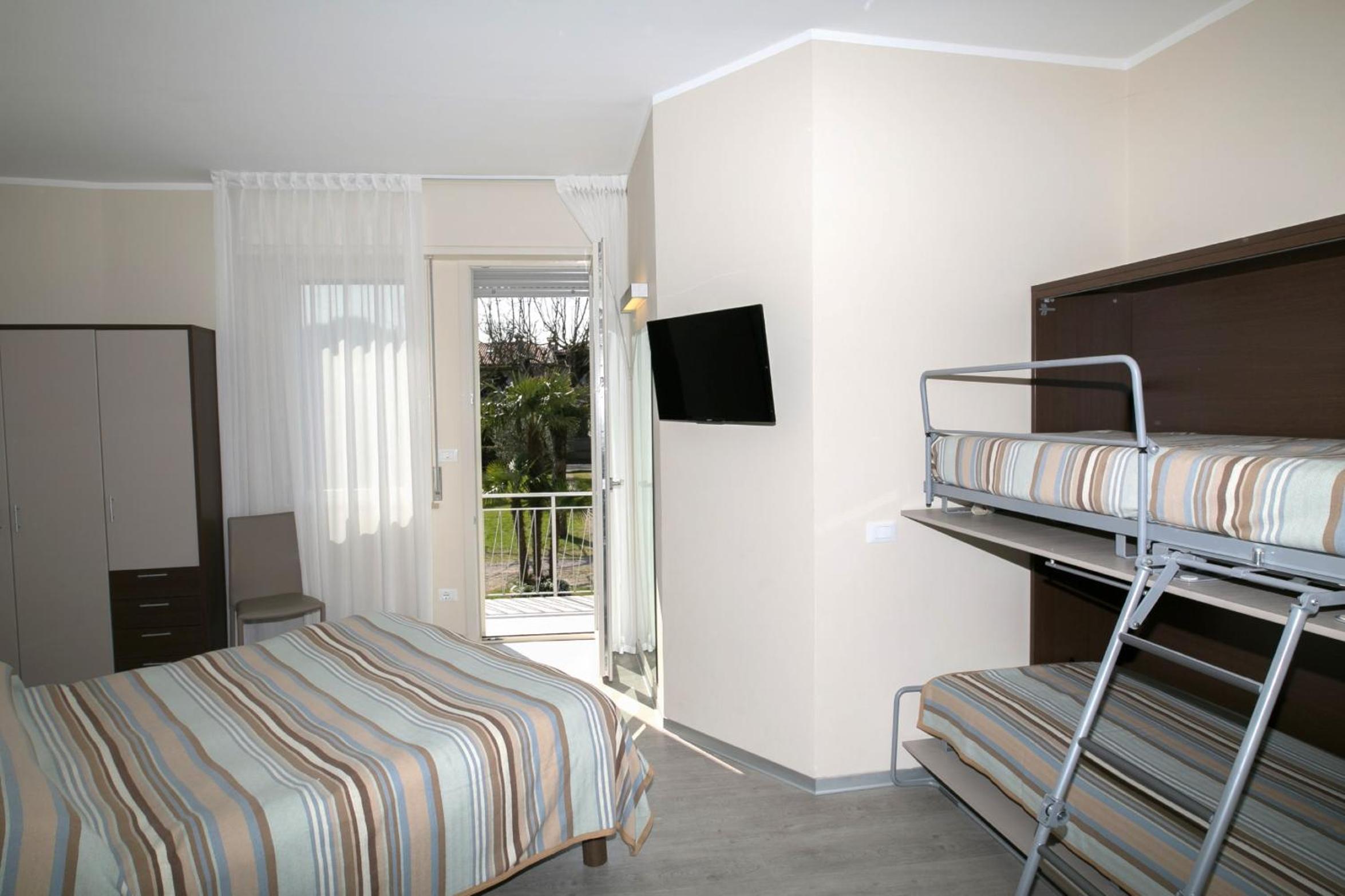 Familienzimmer (2 Erwachsene + 2 Kinder) mit Balkon