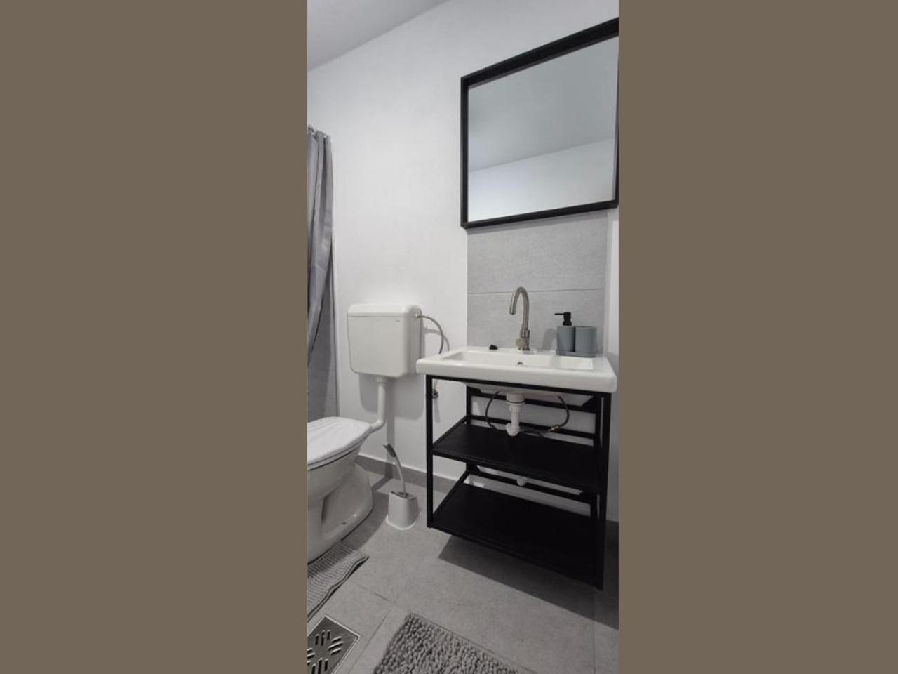One-Bedroom House - Photo 10