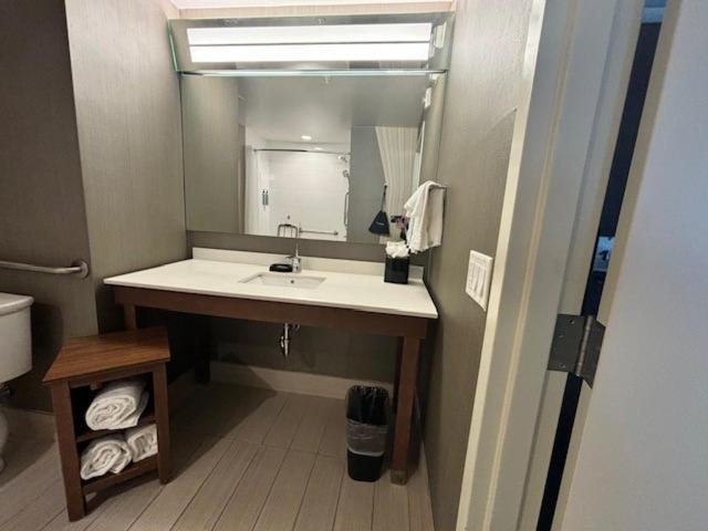 Queen Room with Two Queen Beds and Adapted Tub - Mobility Accessible