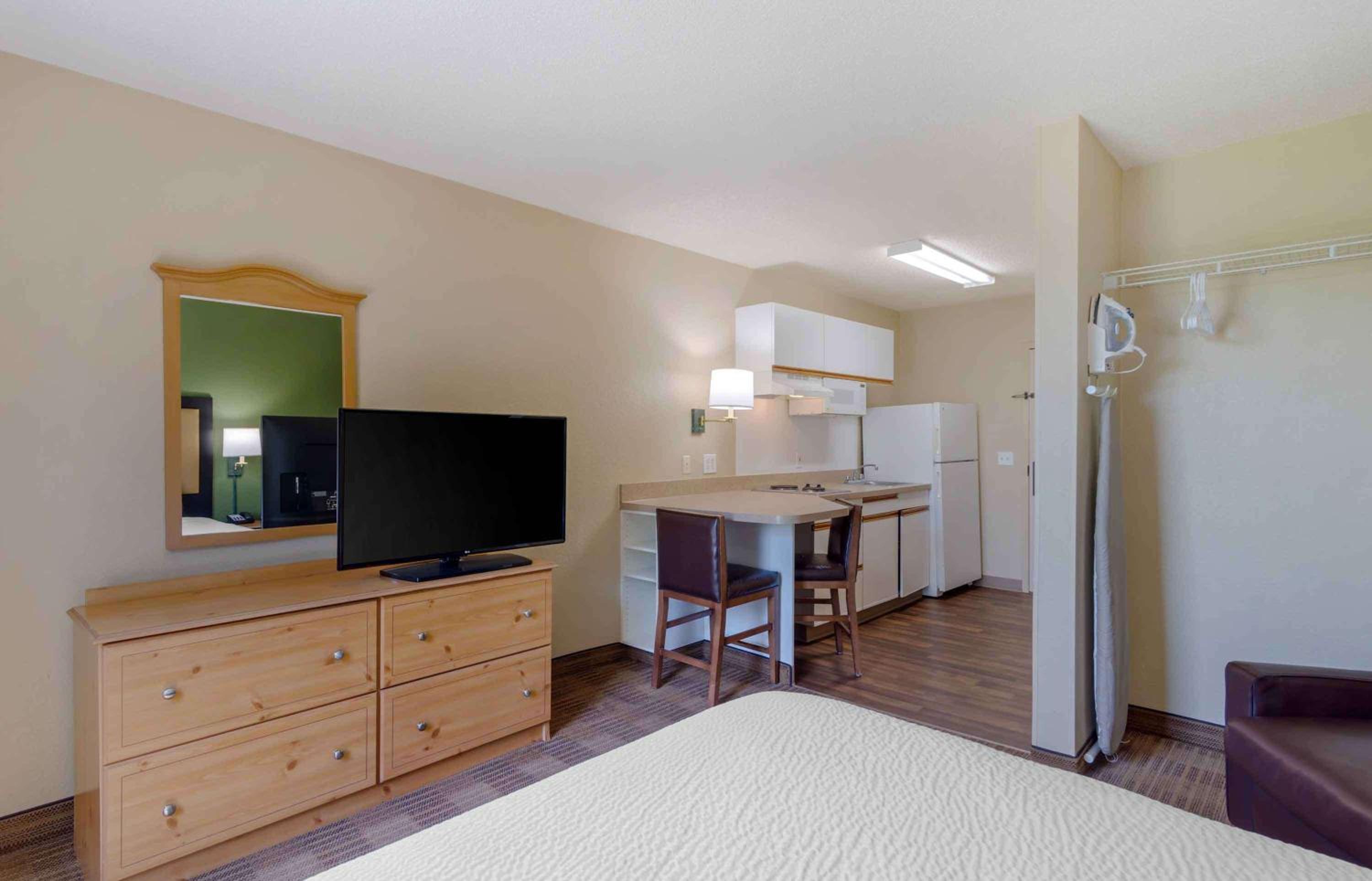 Queen studio with 1 Queen Bed - Disability Access/Non-Smoking - Photo 3